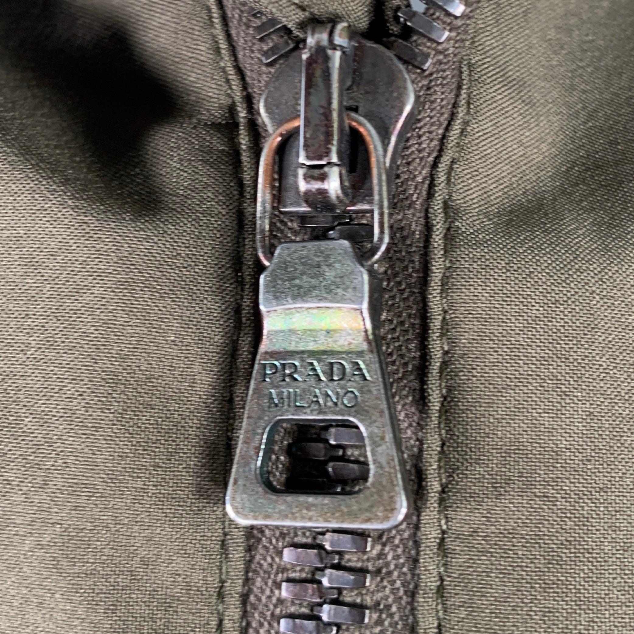 Veste PRADA
en tissu mélangé polyester-nylon vert olive, doté de la technologie GORE-TEX de résistance à l'eau, de deux poches zippées et d'une fermeture à glissière. Fabriqué en Italie. Excellent état. 

Marqué :   54 

Mesures : 
 
Épaule : 17.5