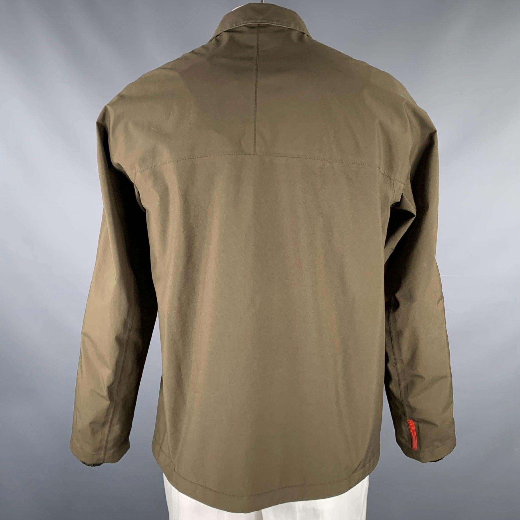 PRADA Veste zippée en nylon et polyester vert olive taille 44 Excellent état - En vente à San Francisco, CA