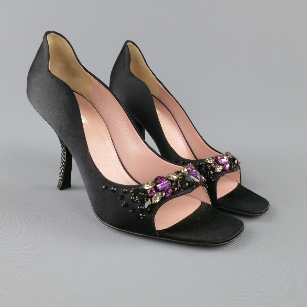 Diese fabelhaften PRADA-Pumps aus schwarzem Seidensatin haben eine offene Piepens-Zehe mit lila:: schwarzen und weißen Kristallverzierungen:: eine geschwungene obere Linie und einen untergeschobenen:: geschwungenen Absatz mit