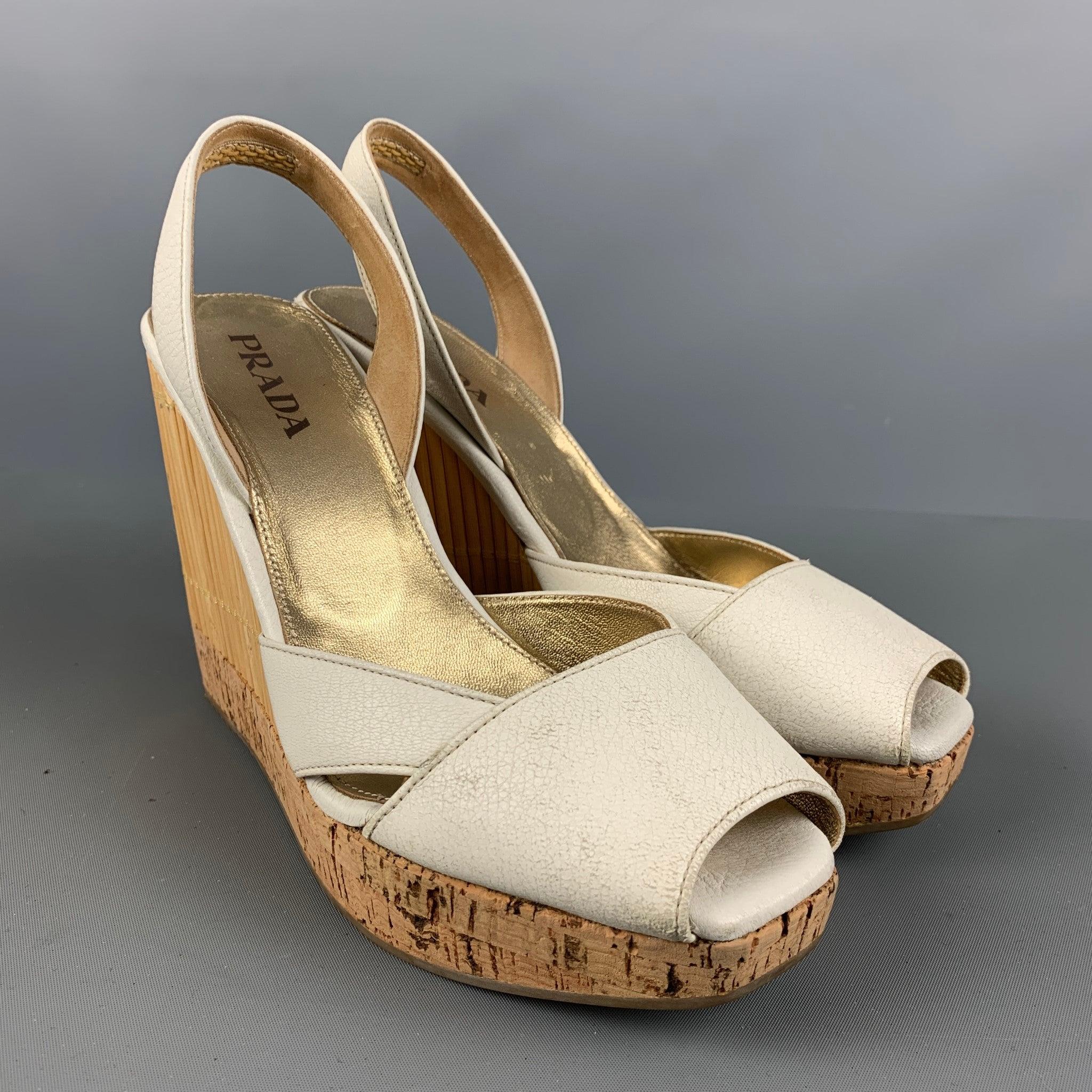 PRADA heel come in cream and beige leather with a sling back, and bamboo material platform wedge. Made in Italy.Very Good Pre-Owned Condition. As Is. 

Marked:   36Heel: 4.5 inches Platform: 1 inches 
  
  
 
Reference: 124373
Category: Sandals
More