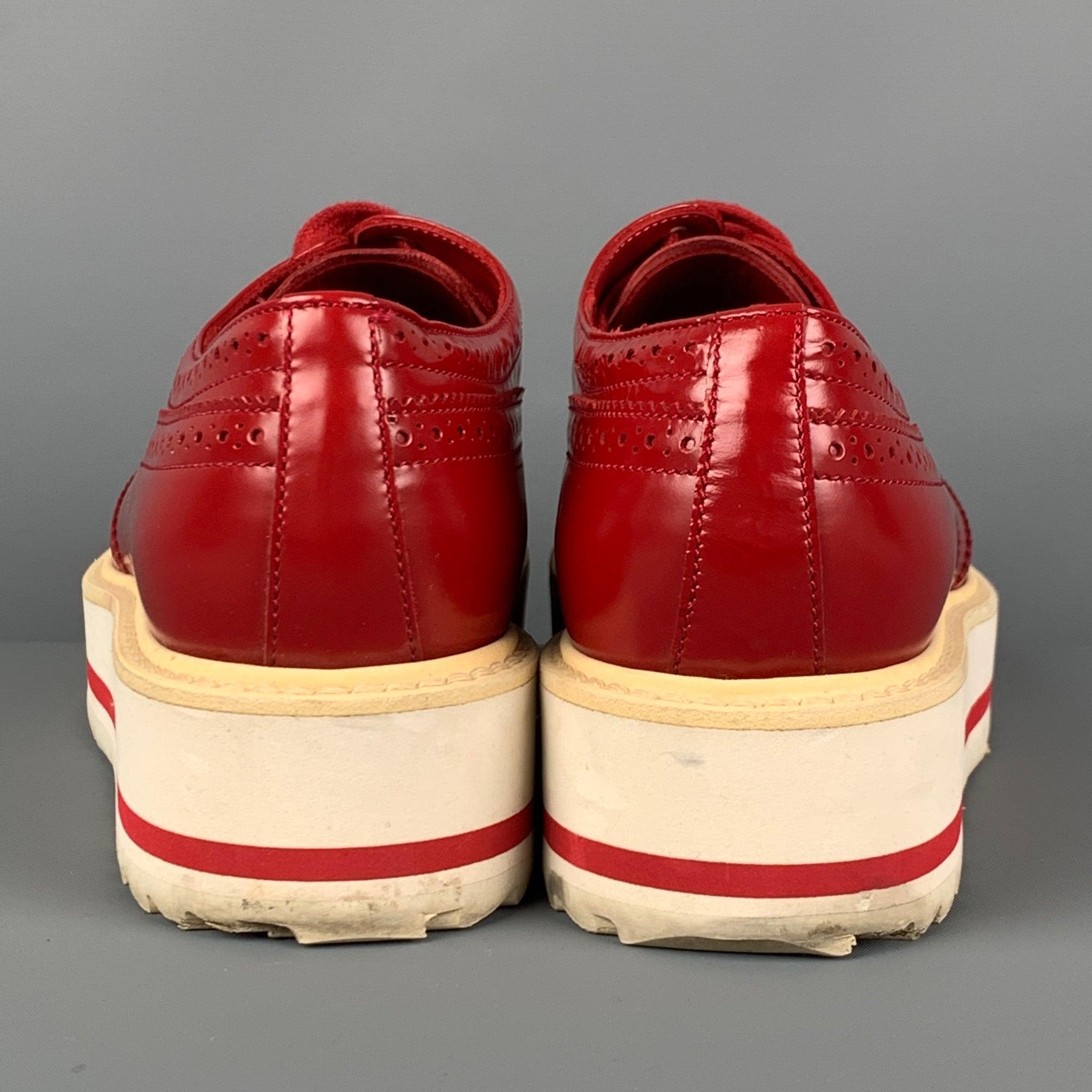 PRADA Taille 6 Chaussures Wingtip en cuir perforé rouge et blanc en vente 1