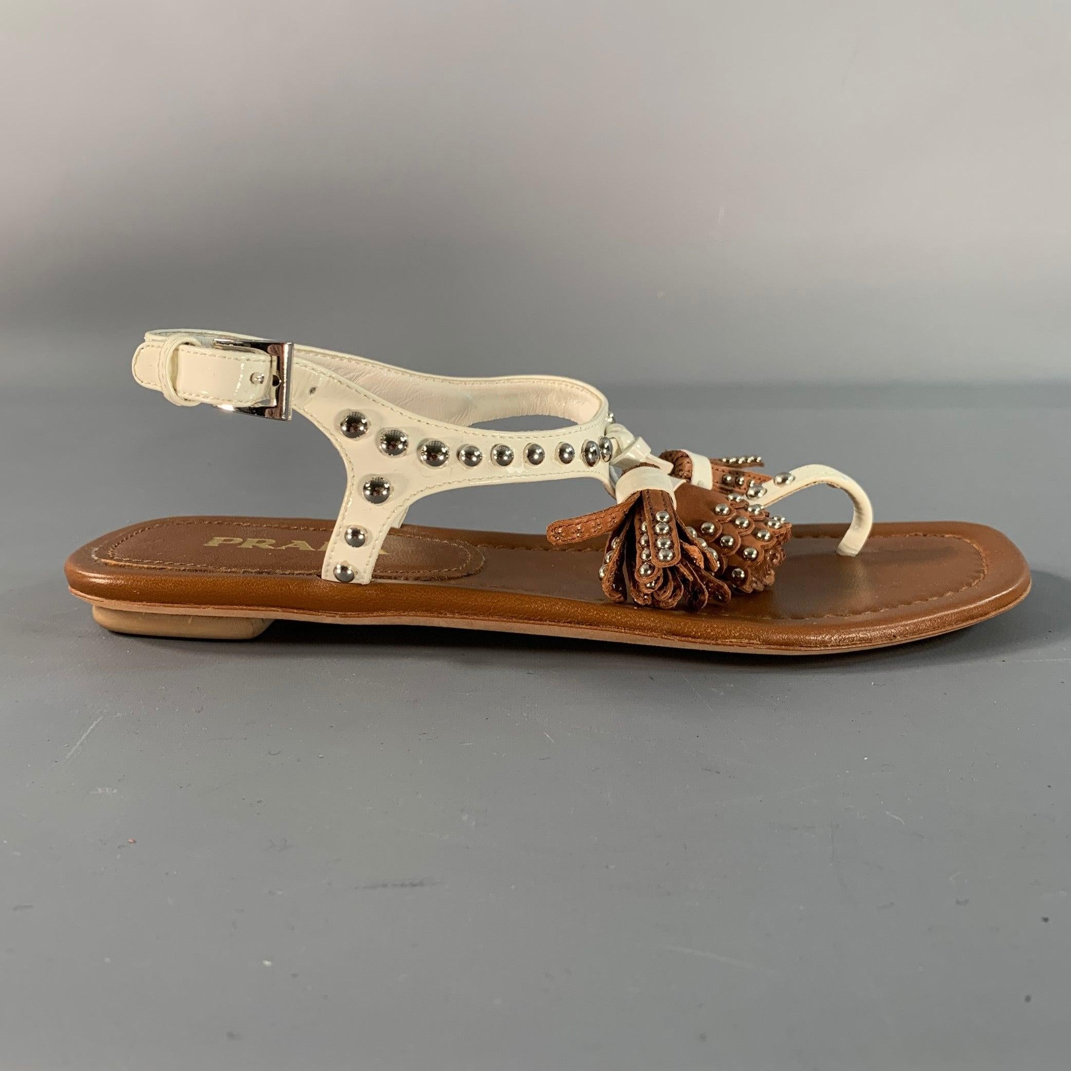 Sandali Prada in pelle marrone e bianca con nappe borchiate e cinturino infradito alla caviglia. Made in Italy.Nuovo senza etichette. 

Contrassegnato:   IT 36 1/2Suola: 9,5 x 3,5 pollici 
  
  
 
Riferimento Sui Generis: 140398
Categoria:
