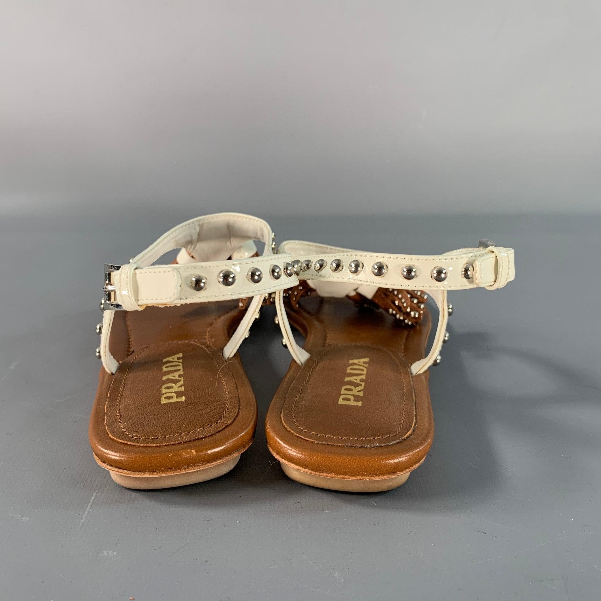 Marrone PRADA Sandali infradito con borchie in pelle bianca e marrone misura 6,5 in vendita