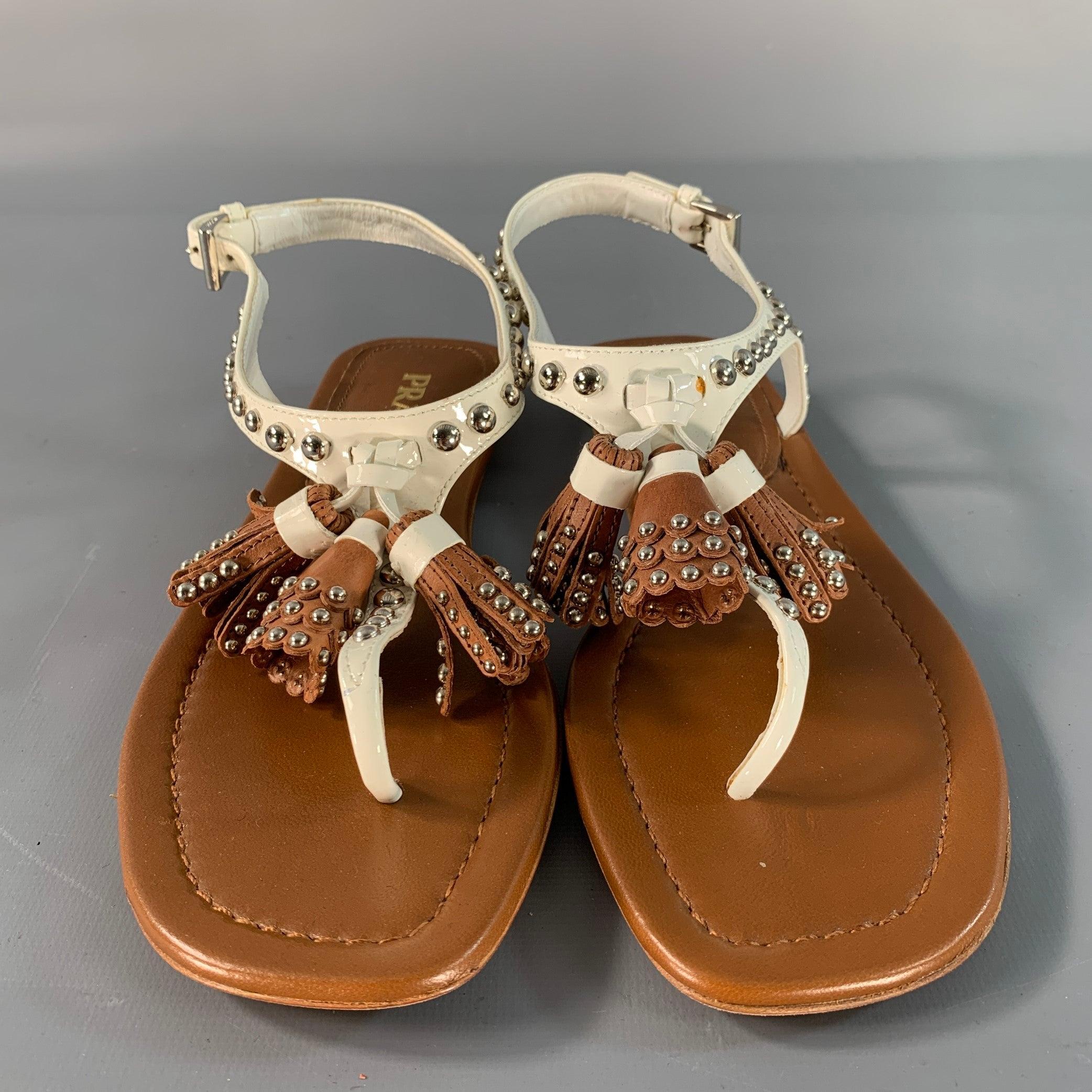 PRADA Sandali infradito con borchie in pelle bianca e marrone misura 6,5 In condizioni ottime in vendita a San Francisco, CA