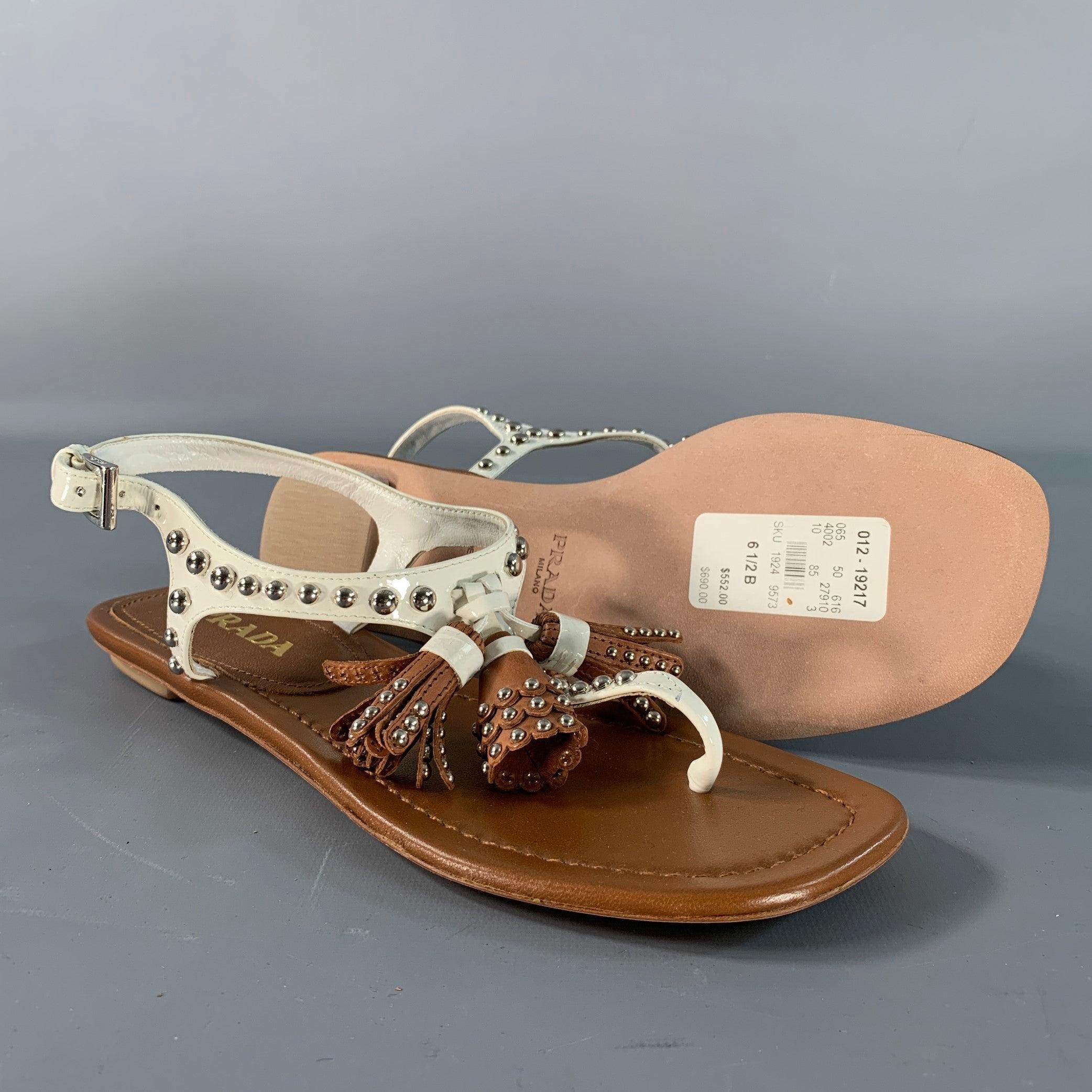 Donna PRADA Sandali infradito con borchie in pelle bianca e marrone misura 6,5 in vendita