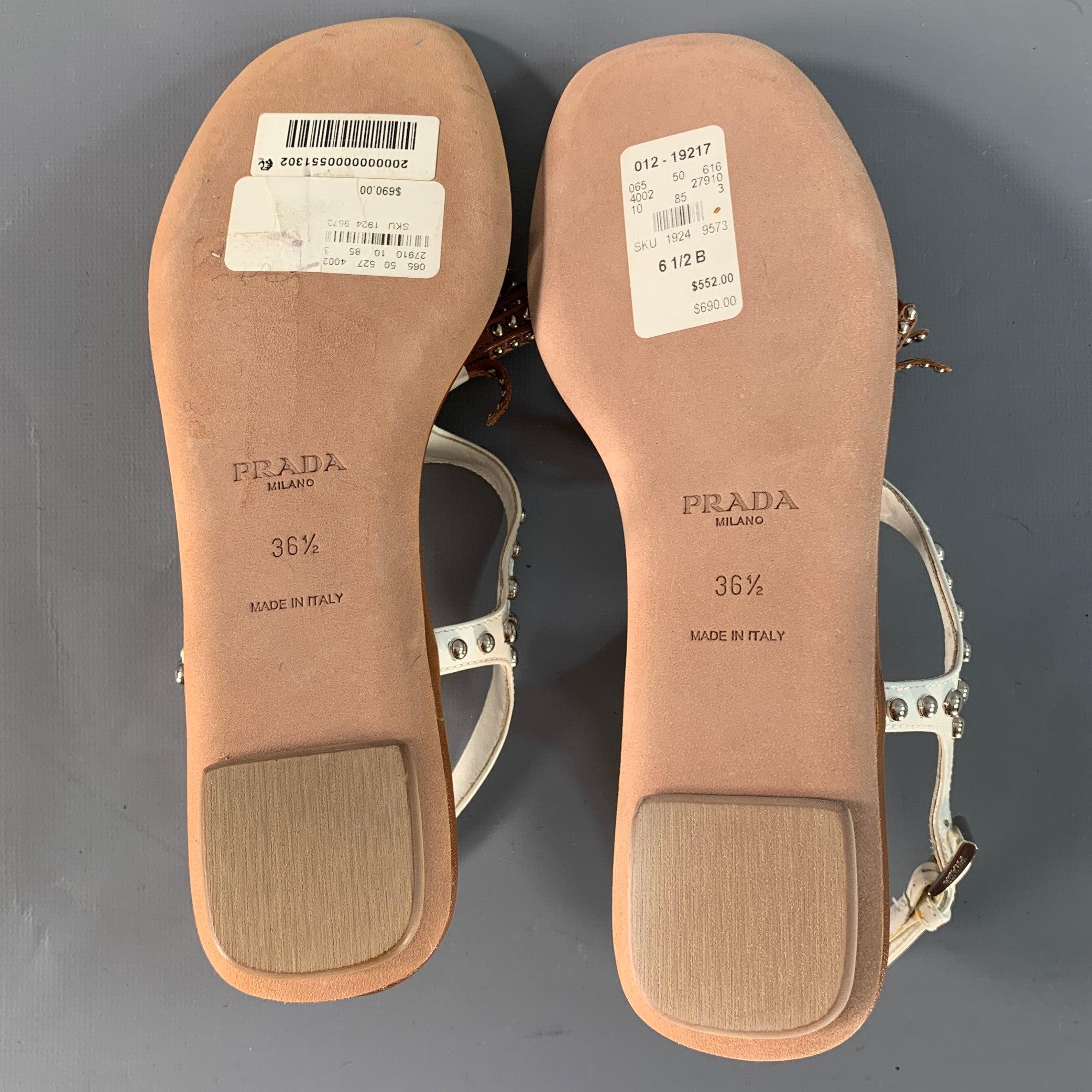PRADA Sandali infradito con borchie in pelle bianca e marrone misura 6,5 in vendita 1