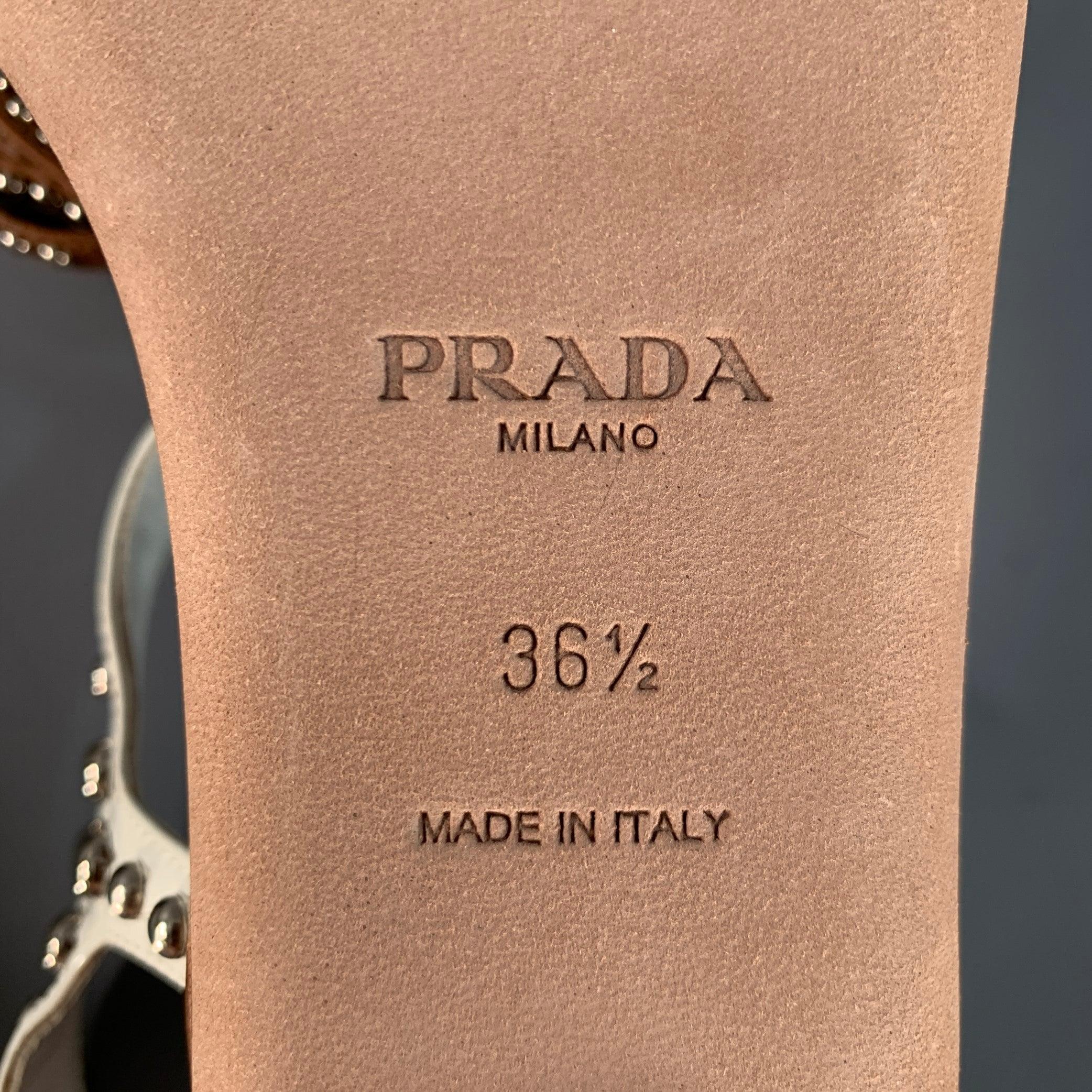 PRADA Sandali infradito con borchie in pelle bianca e marrone misura 6,5 in vendita 2