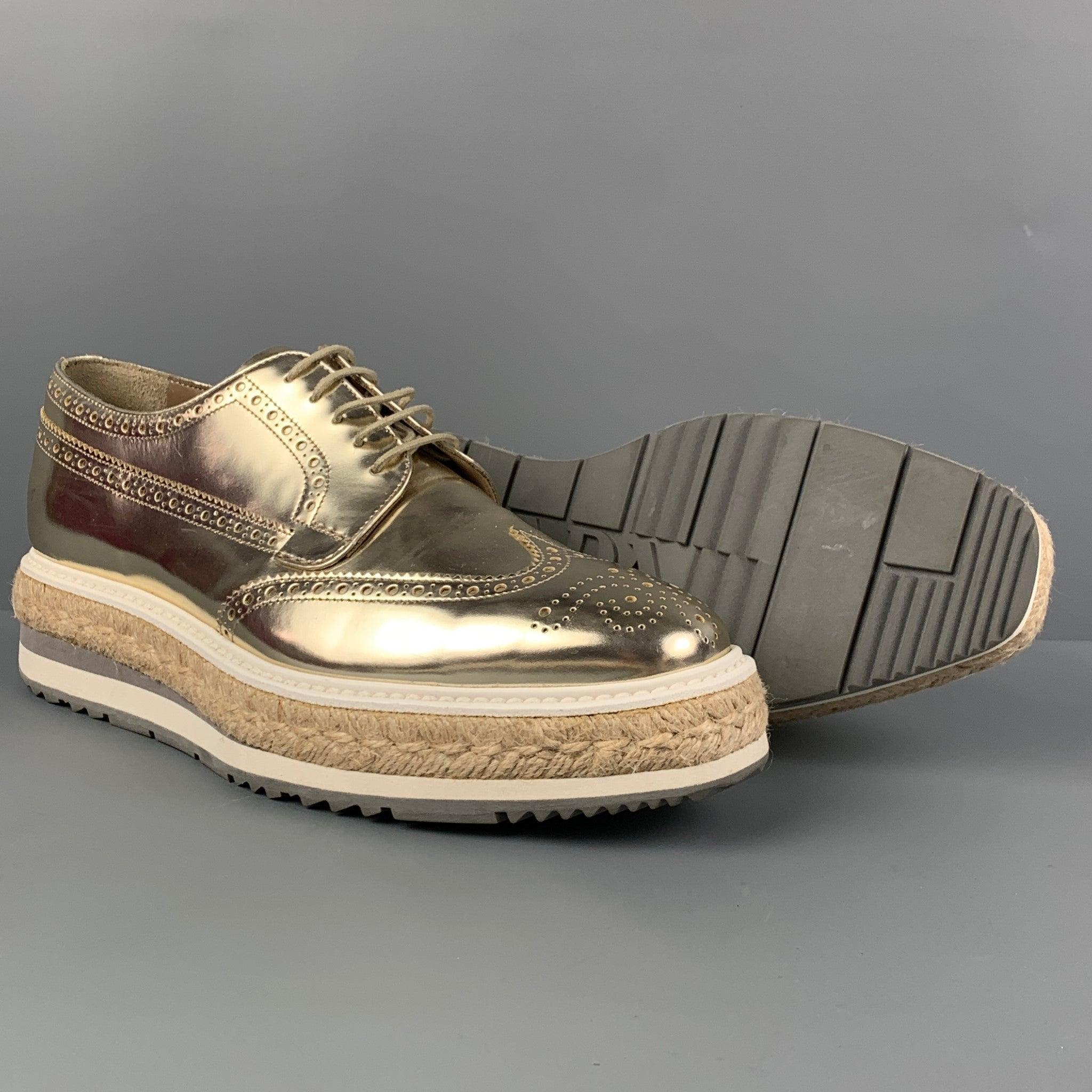 PRADA Taille 6.5 Chaussures à lacets Wingtip en cuir perforé doré Bon état - En vente à San Francisco, CA