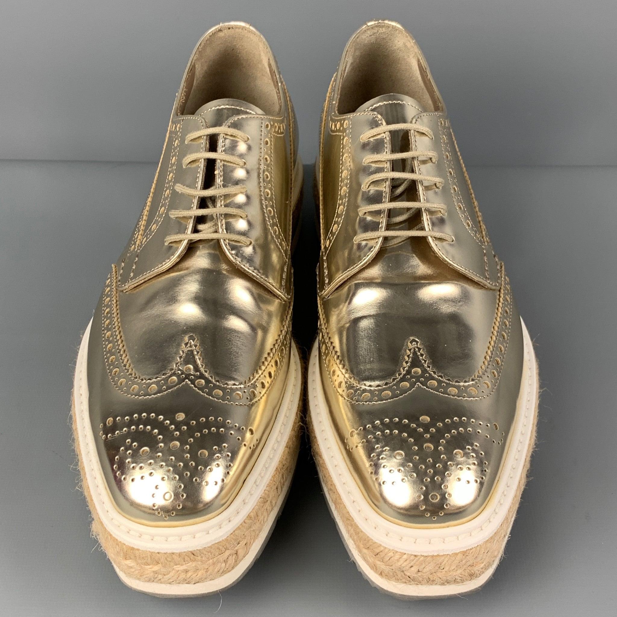 PRADA Taille 6.5 Chaussures à lacets Wingtip en cuir perforé doré Pour hommes en vente