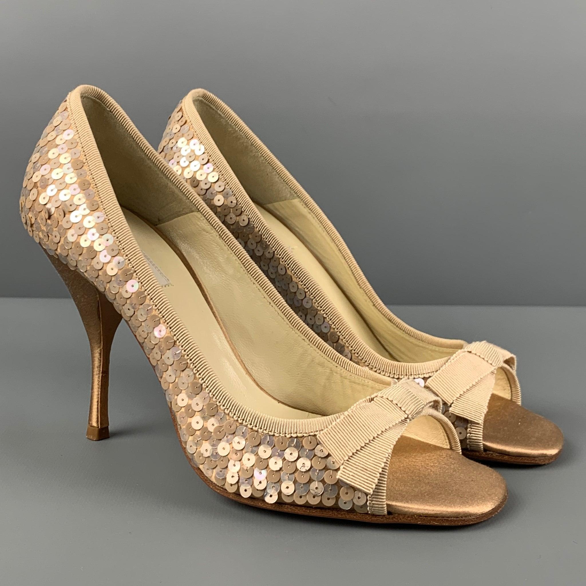 PRADA pumps comes in a taupe sequin silk featuring a front bow detail, open toe, and a stiletto heel. Made in Italy.
Very Good
Pre-Owned Condition. 

Marked:   36.5 

Measurements: 
  Heel: 3.75 inches 
  
  
 
Reference: 119046
Category: Pumps
More