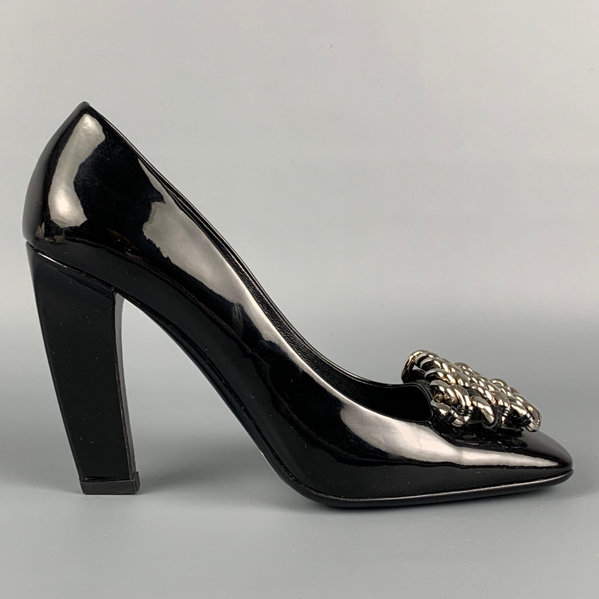 PRADA pumps comes in a black patent leather featuring a square toe, silver tone chain details, and a curved heel. Made in Italy. 

Very Good Pre-Owned Condition.
Marked: 37

Measurements:

Heel: 4 in. 