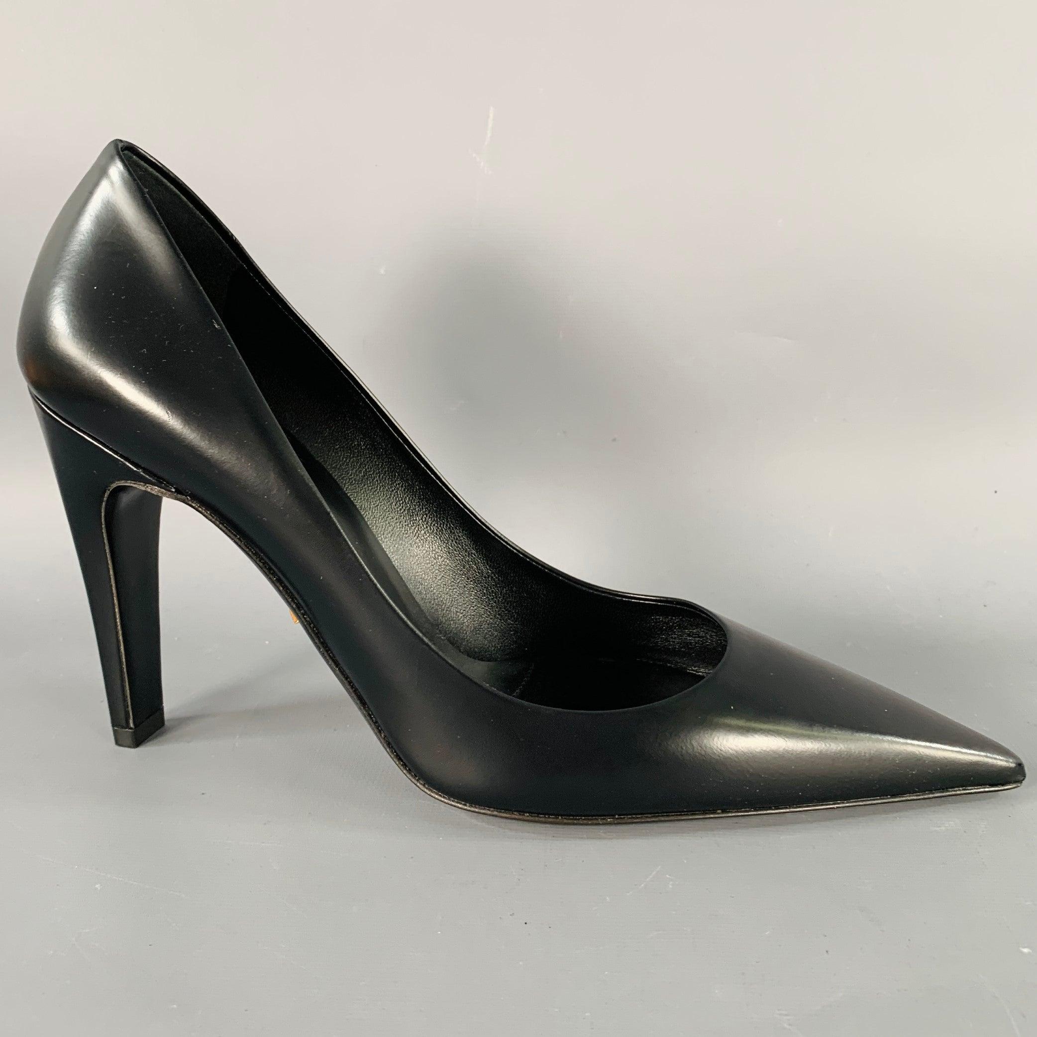 Escarpins Prada
en cuir noir, avec un bout pointu et une fermeture à glissière.Nouveau sans boîte. 

Marqué :   IT 37 

Mesures : 
  Talon : 4 pouces 
 
  
  
 
Référence Sui Generis : 137182
Catégorie : Pompes
Plus de détails
    
Marque : 