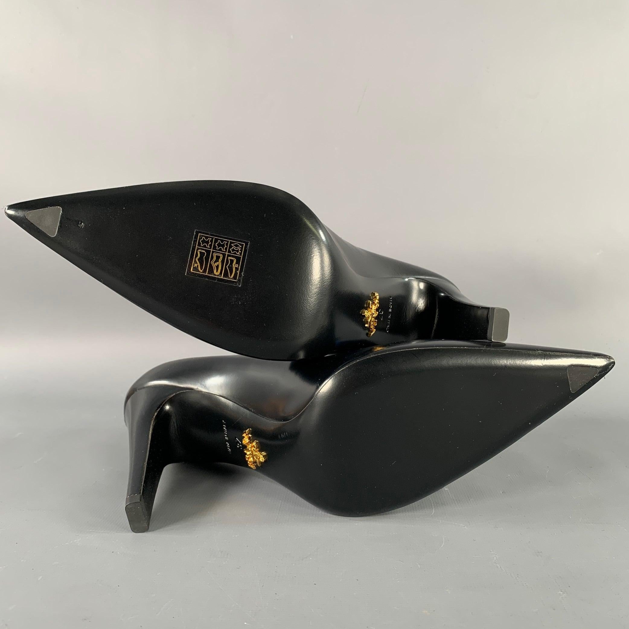 PRADA Taille 7 Escarpins à bout pointu en cuir noir en vente 1