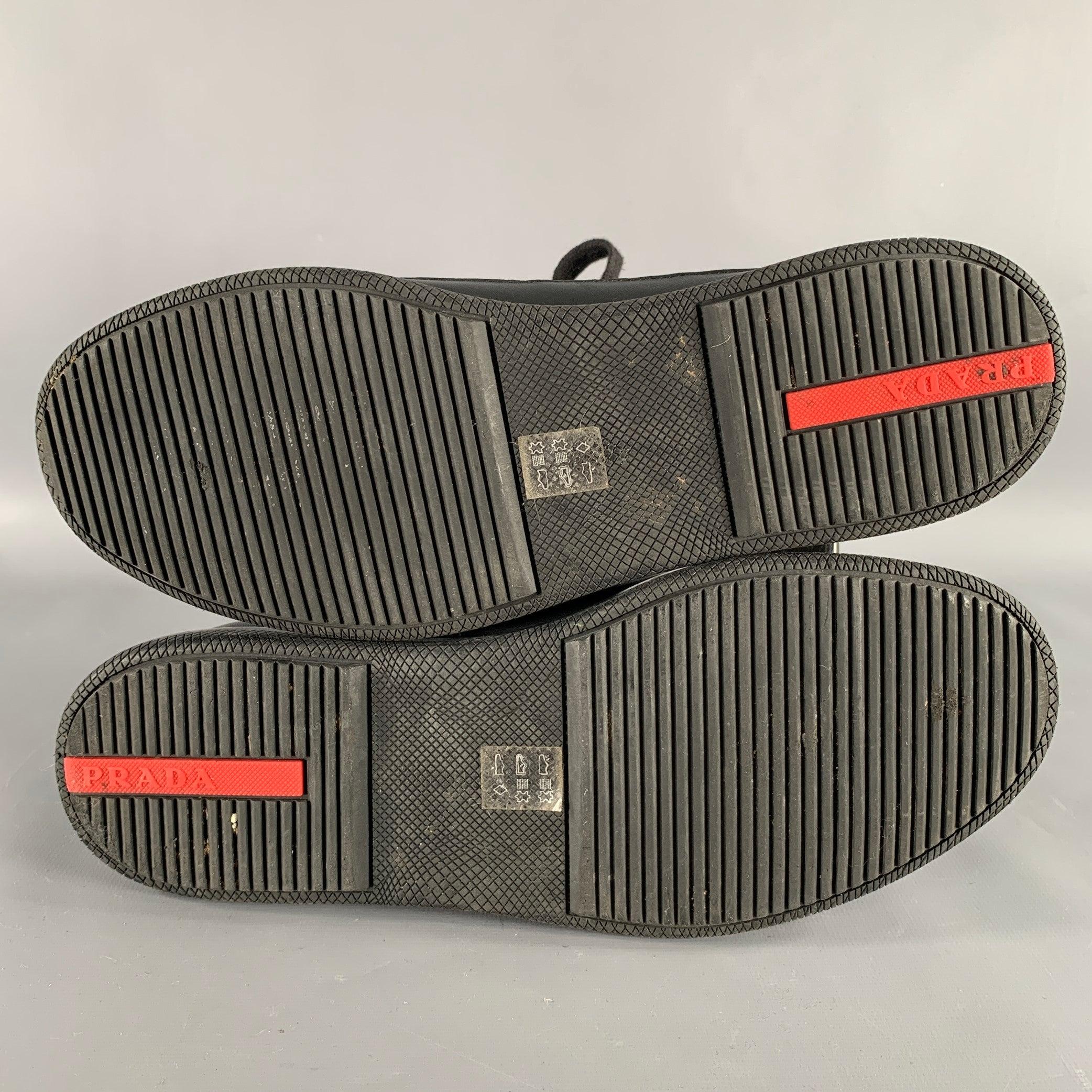 PRADA Taglia 7 Scarpe da ginnastica nere in nylon e pelle con lacci in tessuti misti in vendita 1