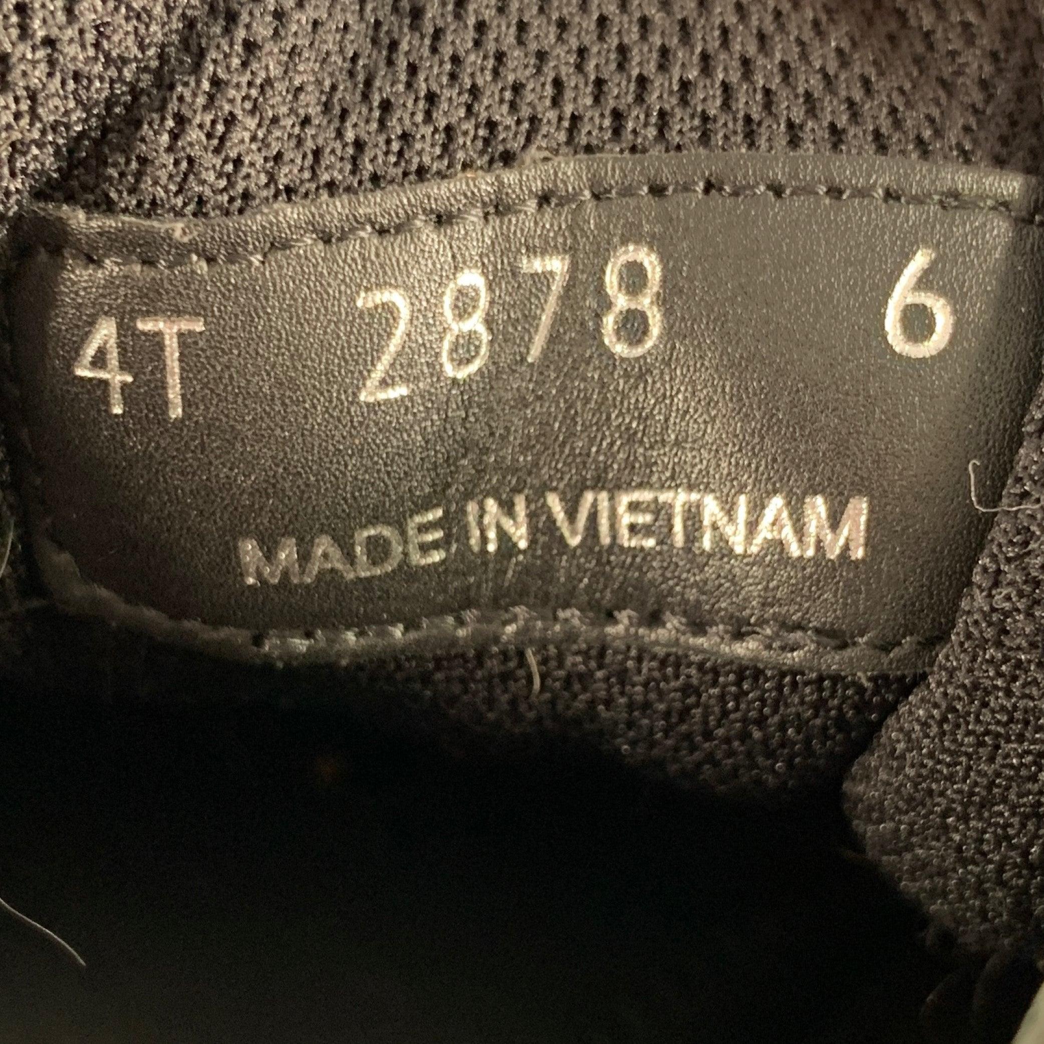 PRADA Taglia 7 Scarpe da ginnastica nere in nylon e pelle con lacci in tessuti misti in vendita 3
