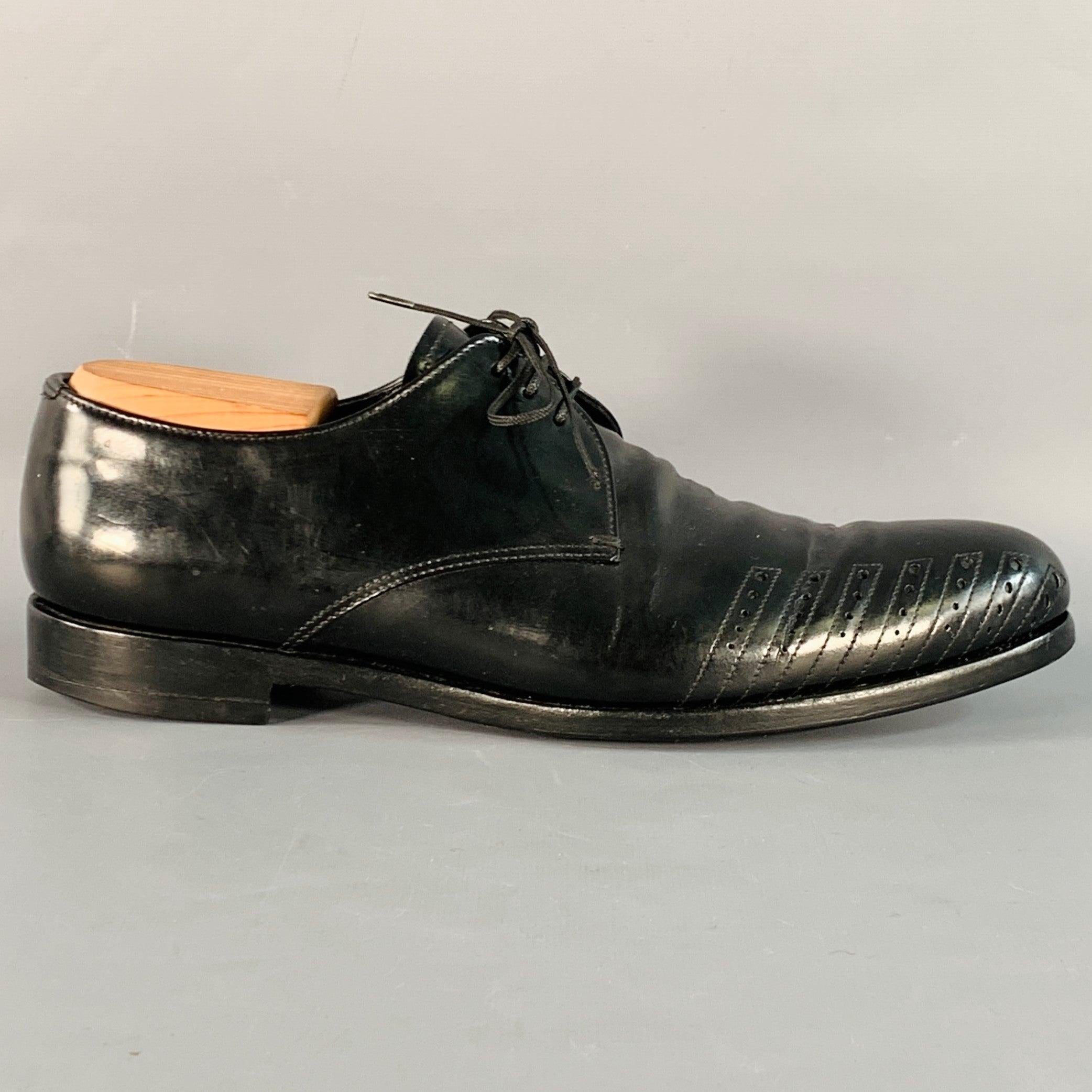 Scarpe derby Prada
in pelle nera, con punta traforata e chiusura con lacci. Gli alberi delle scarpe non sono inclusi. Made in Italy.Ottime condizioni di usato. 

Contrassegnato:   1 2E 2177 7Suola: 11,75 x 3,75 pollici 
  
  
 
Riferimento Sui