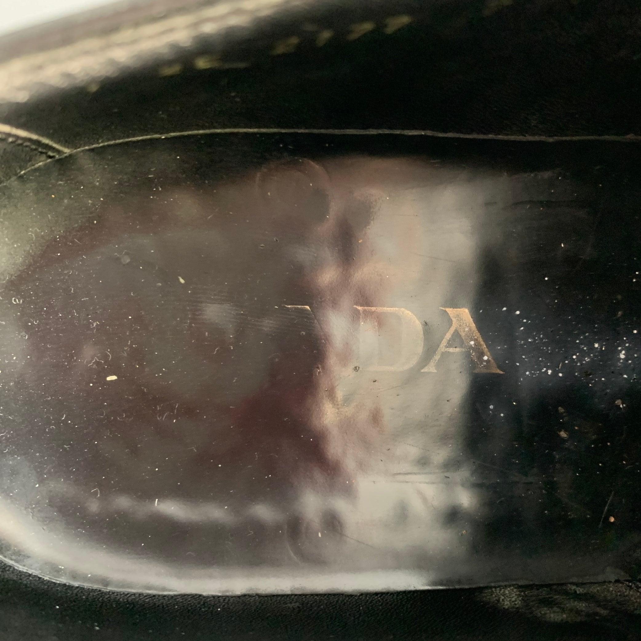 PRADA Taglia 7 Scarpe Derby Lace-Up in pelle nera traforata in vendita 2