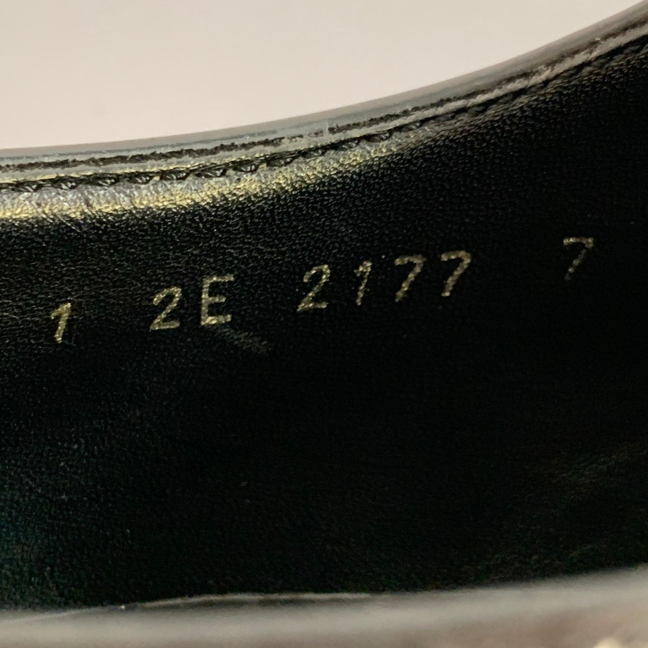 PRADA Taglia 7 Scarpe Derby Lace-Up in pelle nera traforata in vendita 3