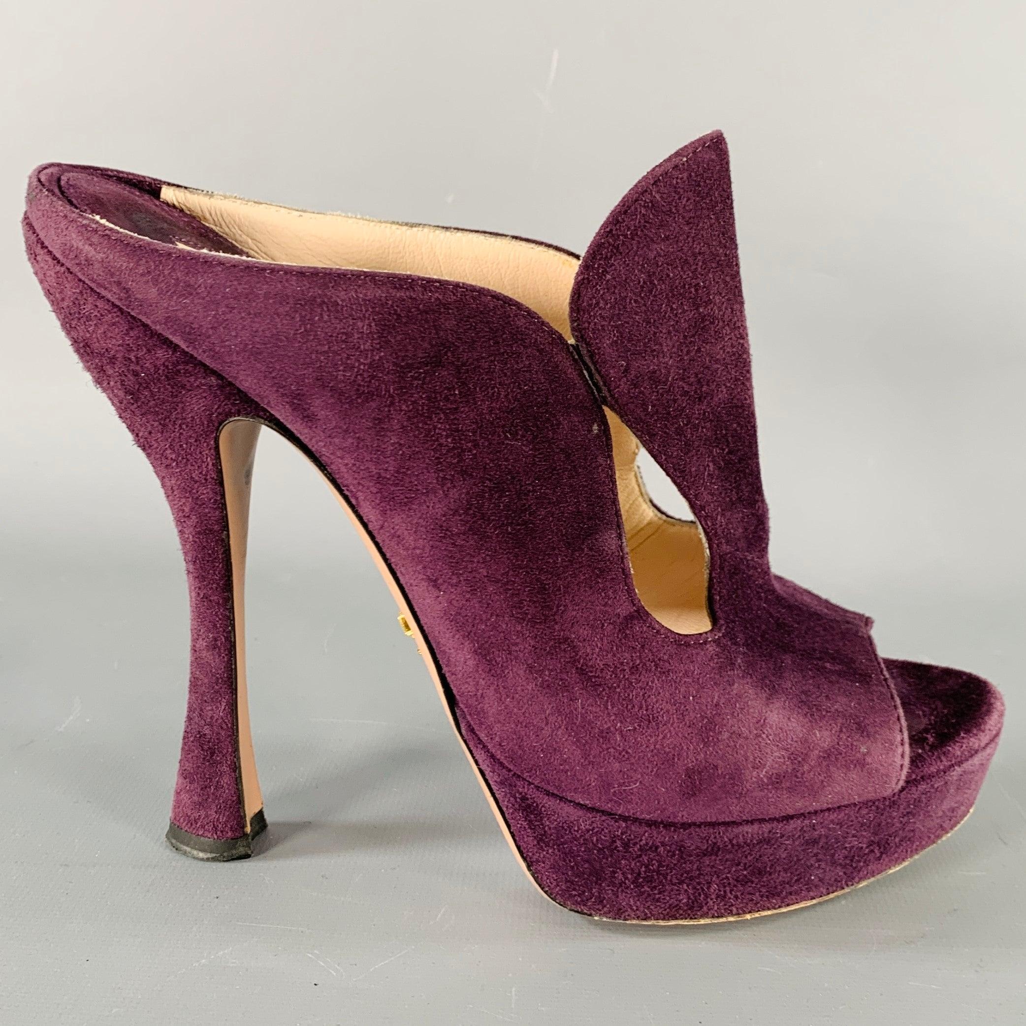 Sandali con plateau di Prada in pelle scamosciata viola, con design ritagliato, punta aperta e tacco a spillo.Buone condizioni di usato. Pelle scamosciata parzialmente consumata sul retro del tallone sinistro, così com'è. 

Contrassegnato:   