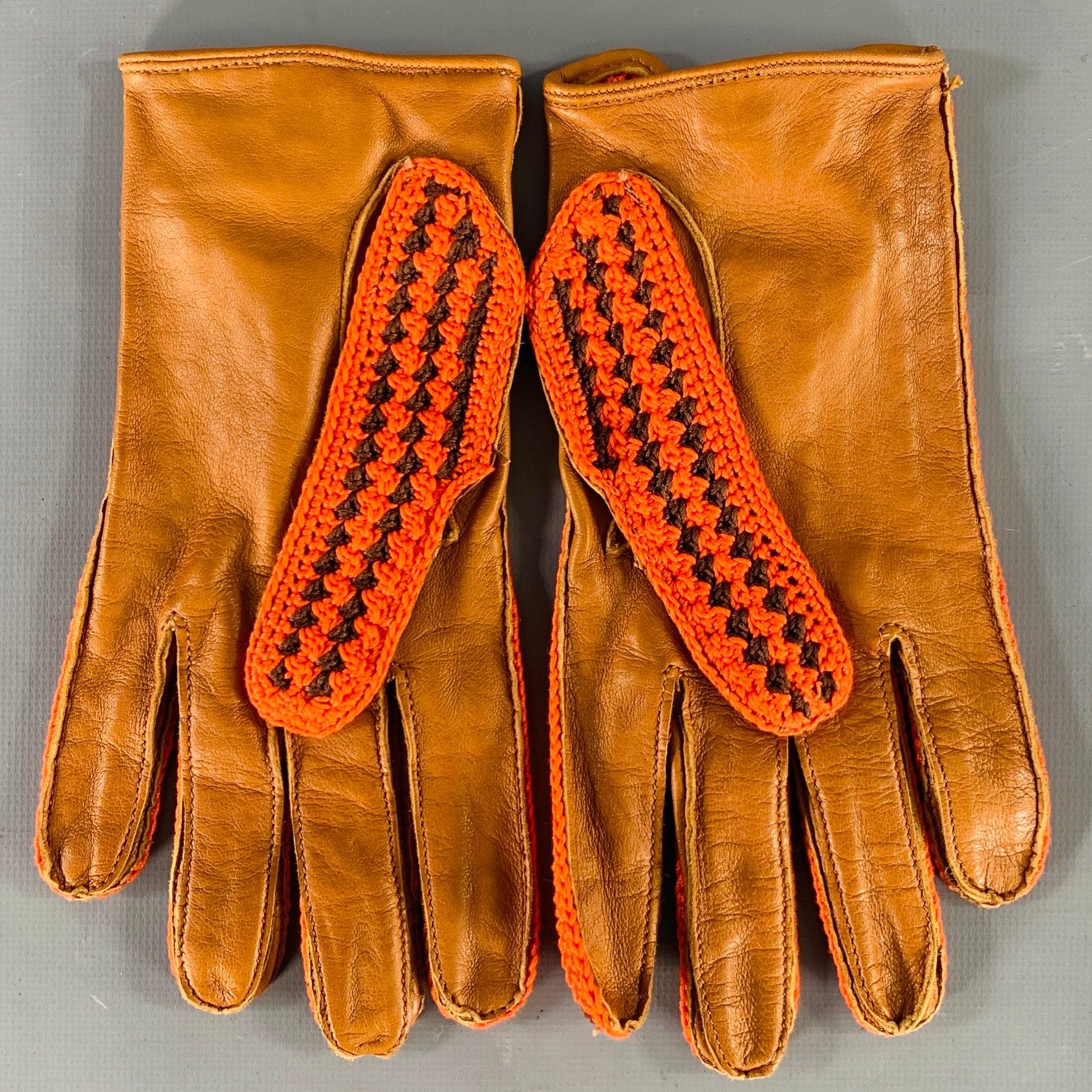 PRADA gloves
in a red crochet cotton fabric featuring brown leather palms.Very Good Pre-Owned Condition. 

Marked:   7 

Measurements: 
  Width: 3.25 inches Length: 7.75 inches 
  
  
 
Sui Generis Reference: 135805
Category: Gloves
More Details
   