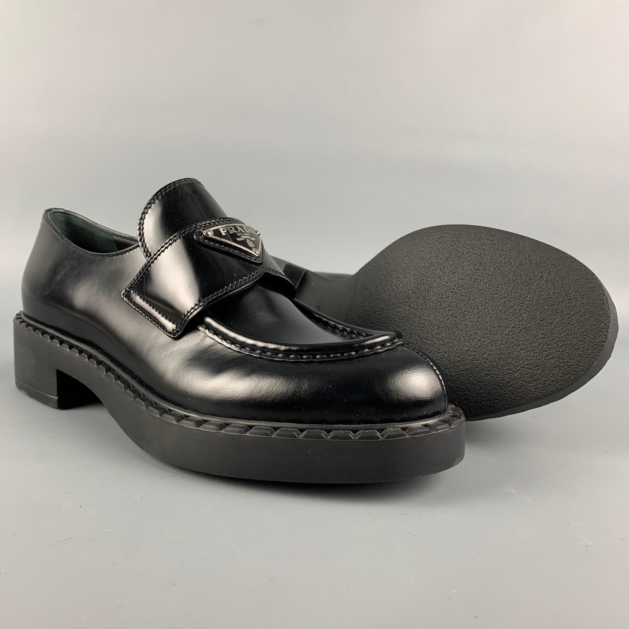 PRADA Größe 7::5 Schwarz Leder Dreieck Logo Loafers im Zustand „Neu“ in San Francisco, CA