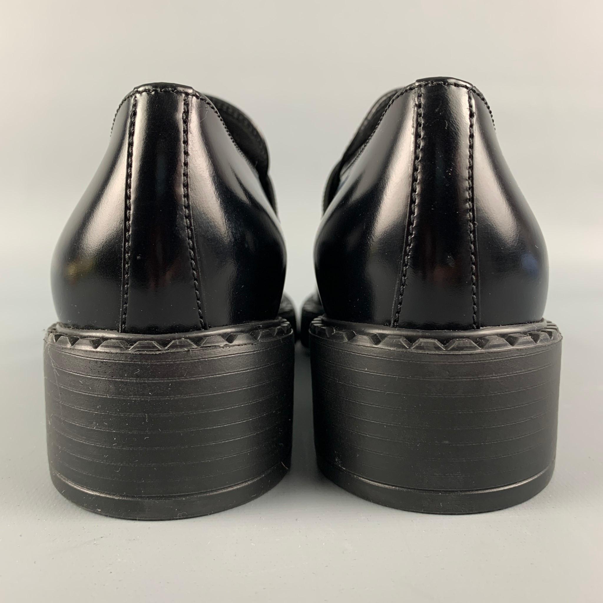 PRADA Größe 7::5 Schwarz Leder Dreieck Logo Loafers 1