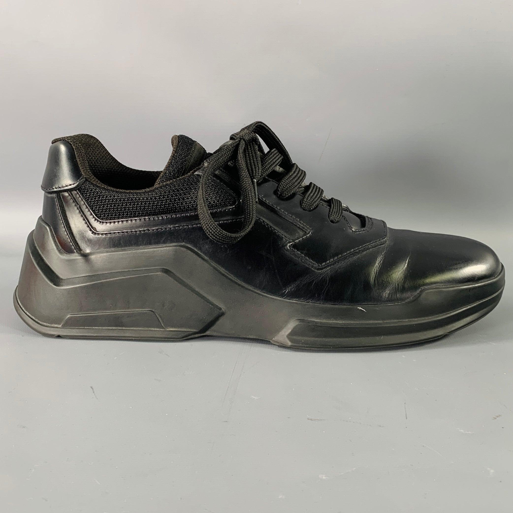 Zapatillas PRADA
en piel negra con detalles de malla, suela de goma gruesa y cierre de cordones. Viene con bolsa guardapolvo y caja. Fabricado en Italia.Excelente estado de conservación. 

Marcado:   2EG 110 6,5Suela: 11,5 pulgadas  x 4,5 pulgadas 
