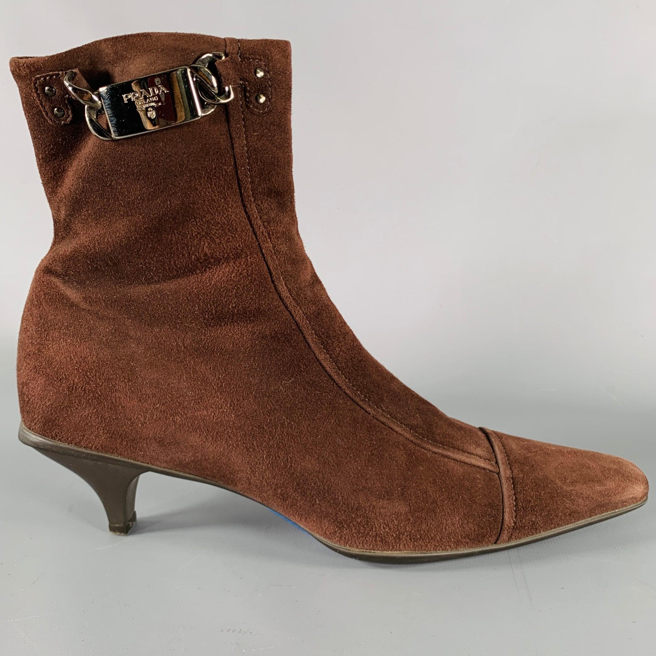 PRADA boots
in a brown suede fabric featuring a kitten heel, cap toe, and side zipper closure. Comes with dust bag. Made in Italy.Excellent Pre-Owned Condition. 

Marked:   37.5 

Measurements: 
  Length: 10.25 inches Width: 3 inches Height: 7.5