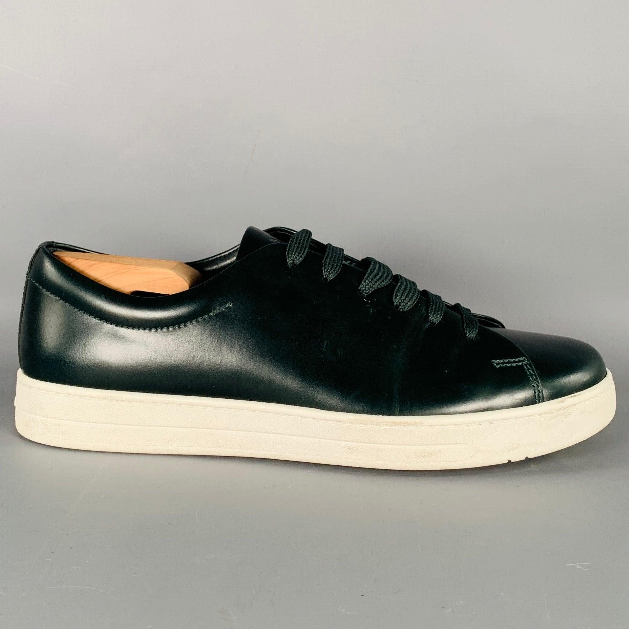 Baskets PRADA
en cuir vert foncé, avec un style bas, une semelle en caoutchouc blanc et une fermeture à lacets. Les embauchoirs ne sont pas inclus.Très bon état d'occasion. Signes mineurs d'usure. 

Marqué :   4E 2996 6.5Semelle d'usure : 11 pouces 