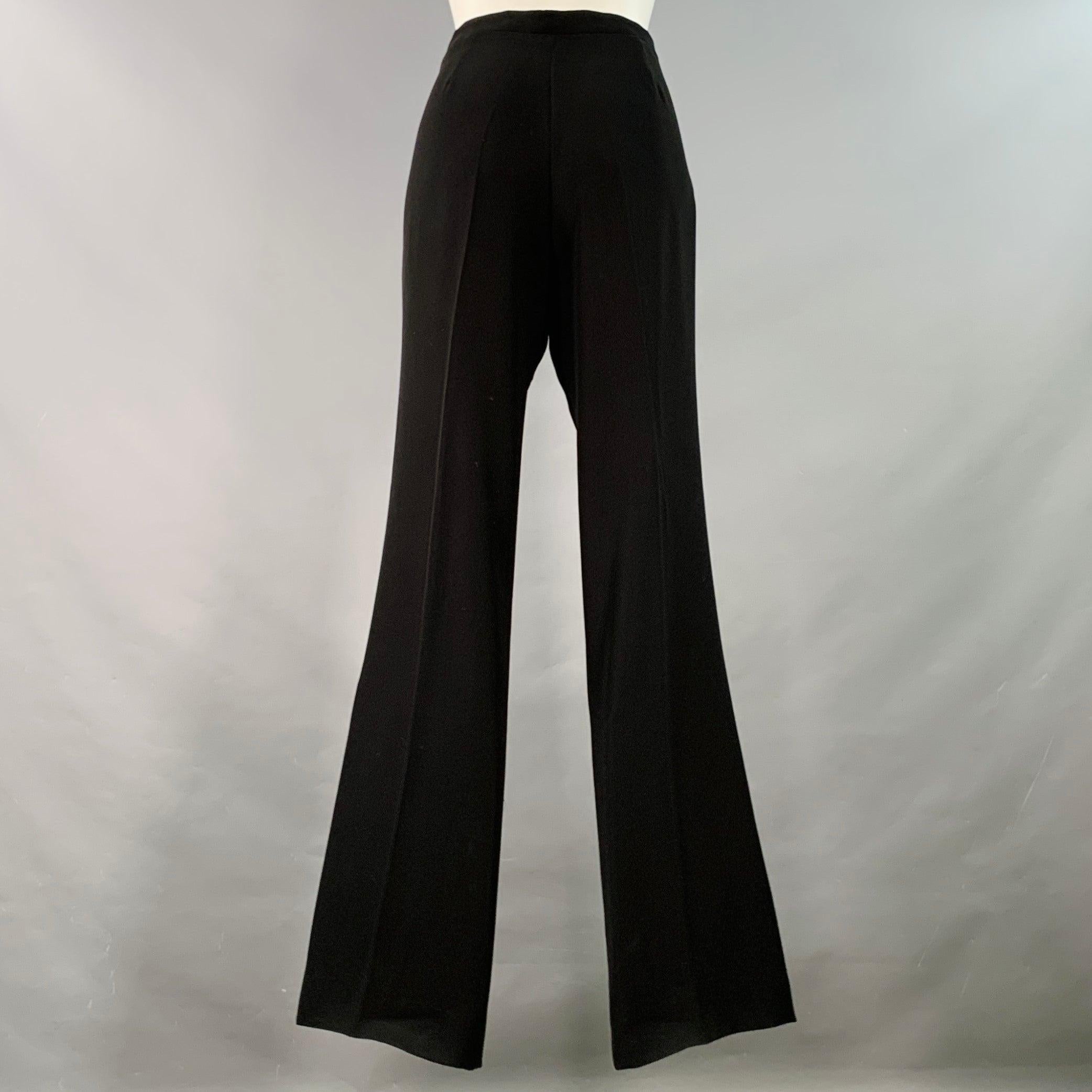 Pantaloni Prada
in poliestere nero, caratterizzato da un taglio frontale piatto, gamba dritta e chiusura con cerniera laterale. Made in Italy.Ottime condizioni di usato. Lievi segni al ginocchio e al polsino. 

Contrassegnato:   IT 44 

Misure: 
 