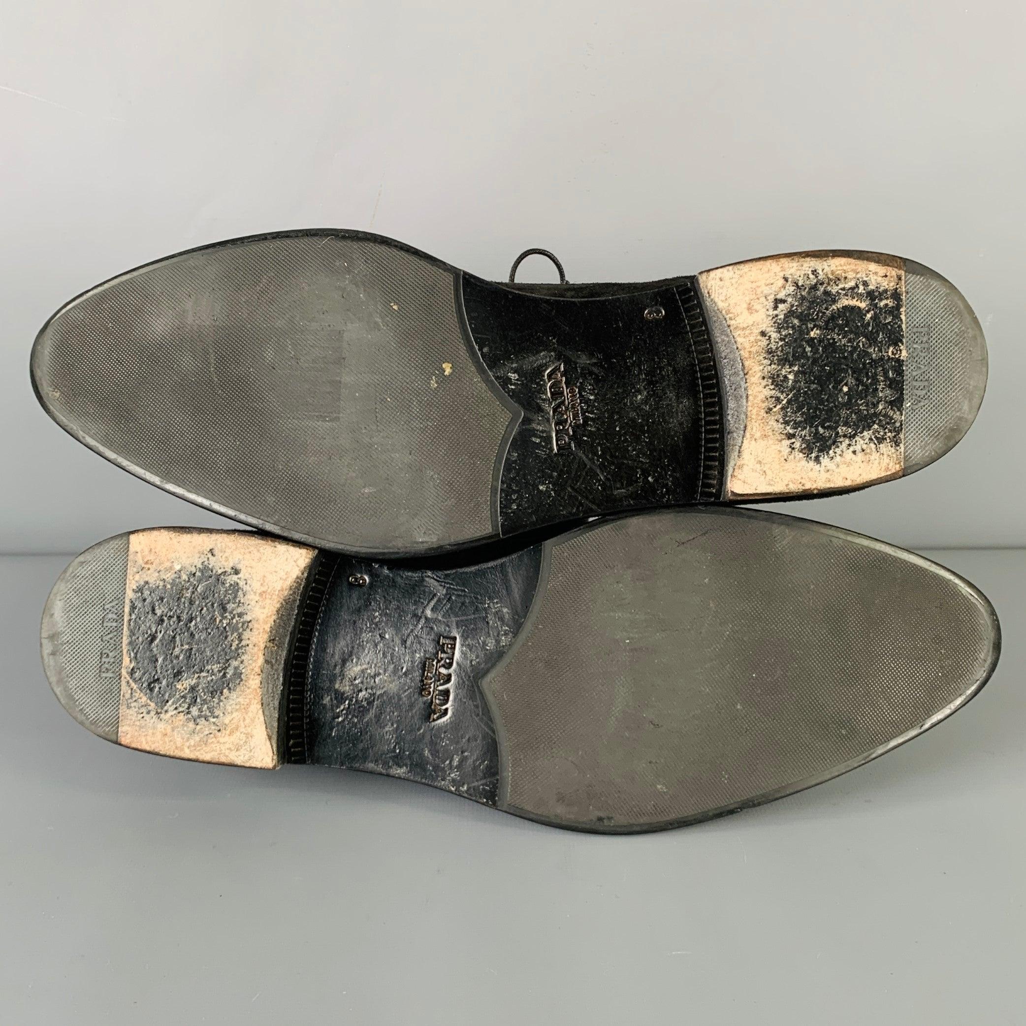 PRADA Taille 8 Chaussures en daim noir à bout pointu et à lacets en vente 1