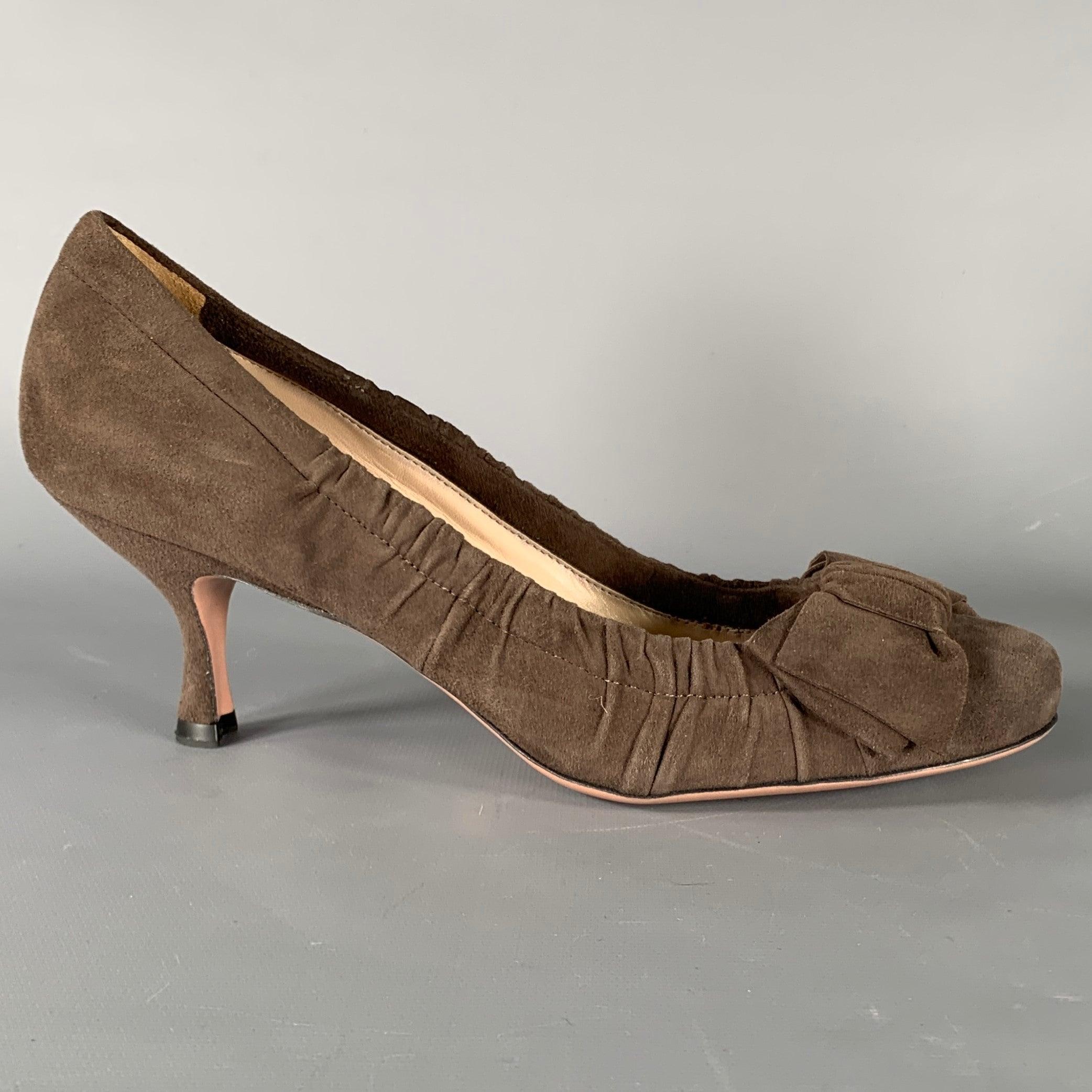 PRADA pumps
in a
grey suede fabric featuring a ruched style, bow detail, and kitten heel. Made in Italy.New without Box. 

Marked:   38.5 

Measurements: 
  Heel: 2.75 inches 
  
  
 
Sui Generis Reference: 130640
Category: Pumps
More Details
   