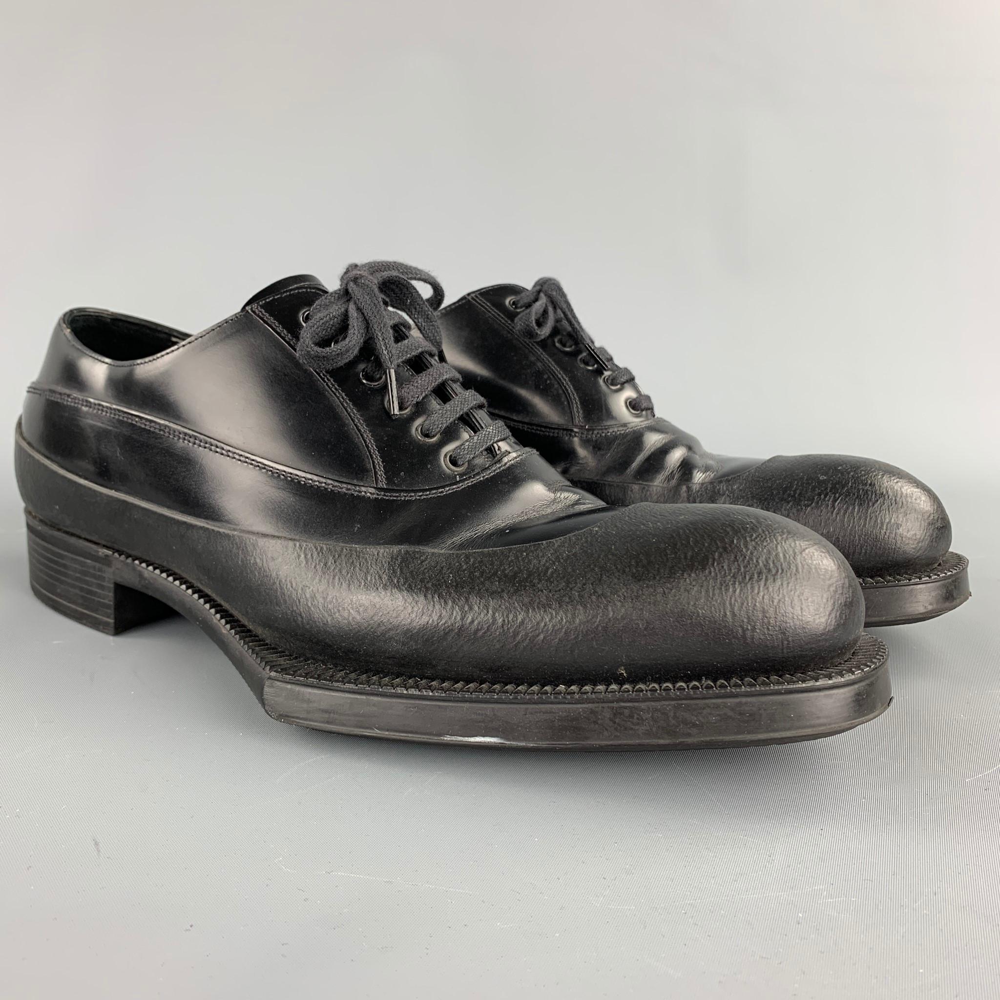 PRADA dress shoes comes in a black leather featuring a structured rubber sole, cap toe, and a lace up closure. Made in Italy.

Very Good Pre-Owned Condition.
Marked: UK 8.5

Measurements:

Outsole: 12.5 in. x 4.5 in. 