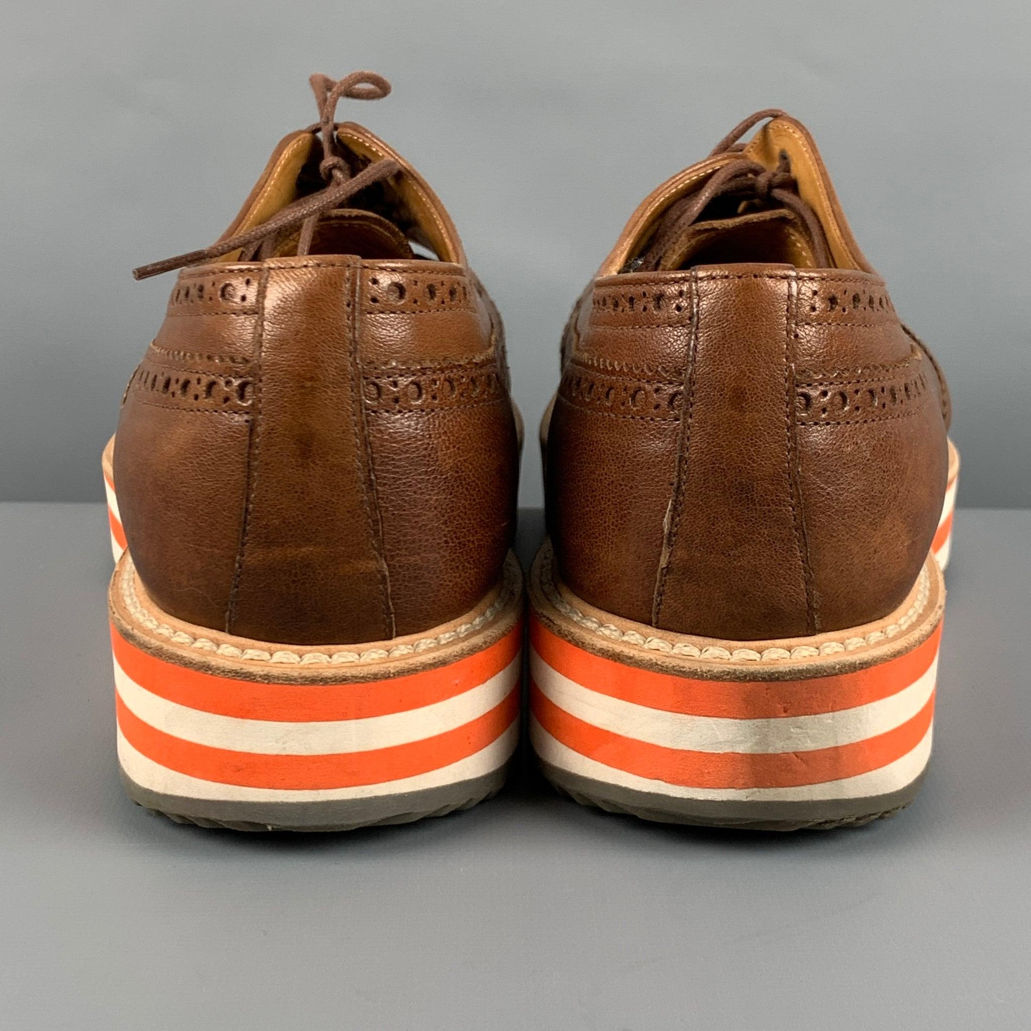 PRADA Taille 9.5 Chaussures à lacets en cuir perforé Brown Wingtip Bon état - En vente à San Francisco, CA