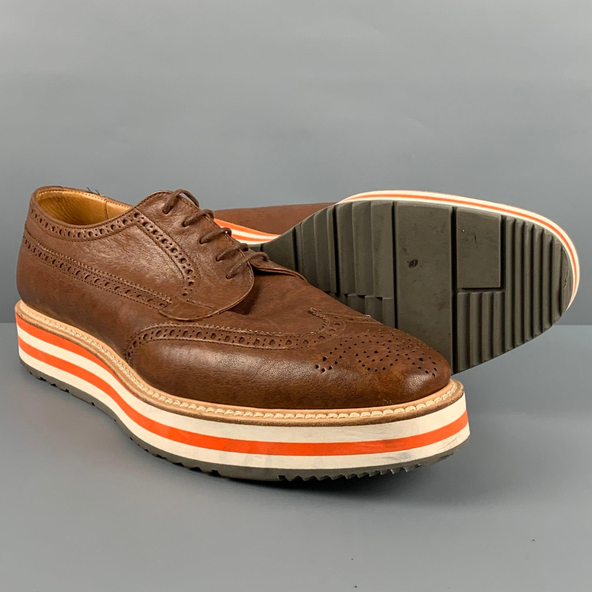 PRADA Taille 9.5 Chaussures à lacets en cuir perforé Brown Wingtip en vente 1