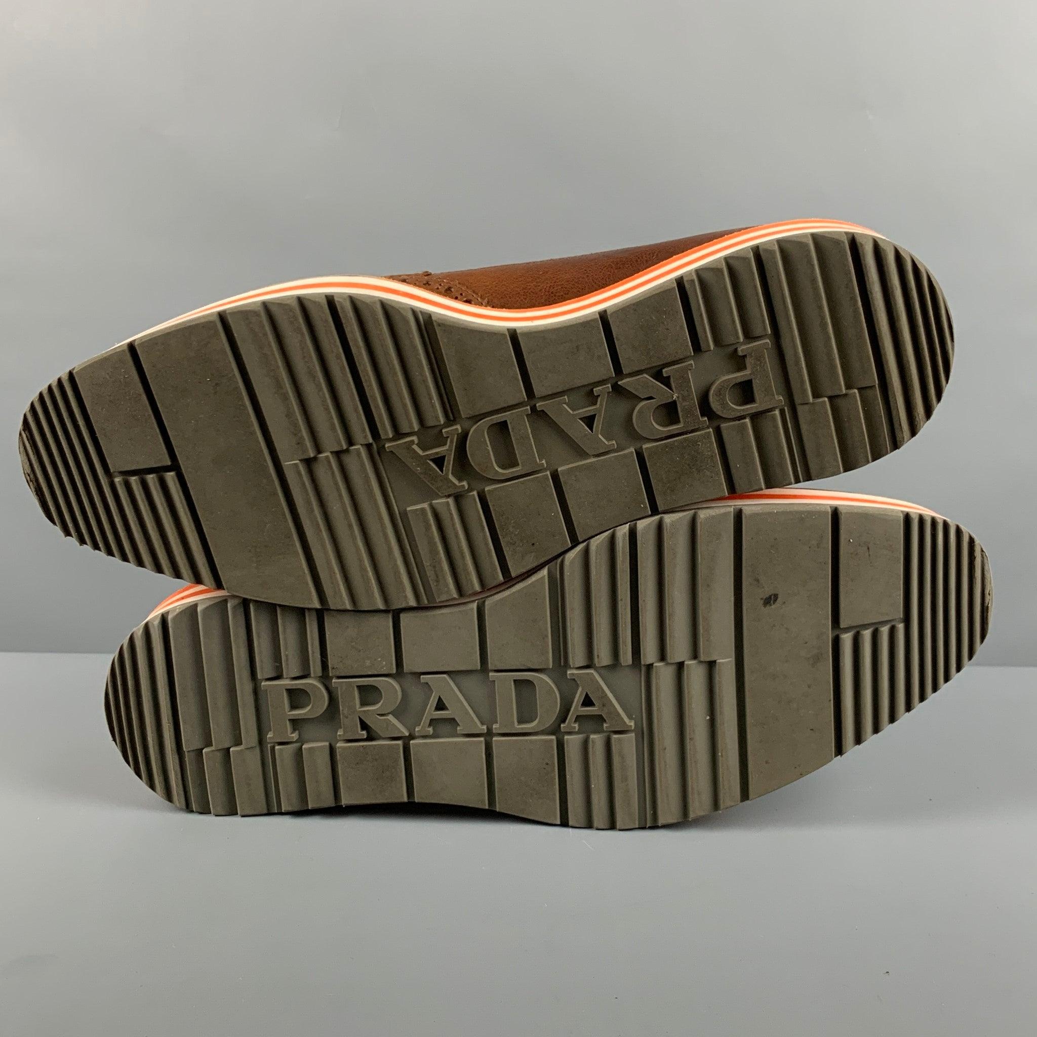 PRADA Taille 9.5 Chaussures à lacets en cuir perforé Brown Wingtip en vente 2