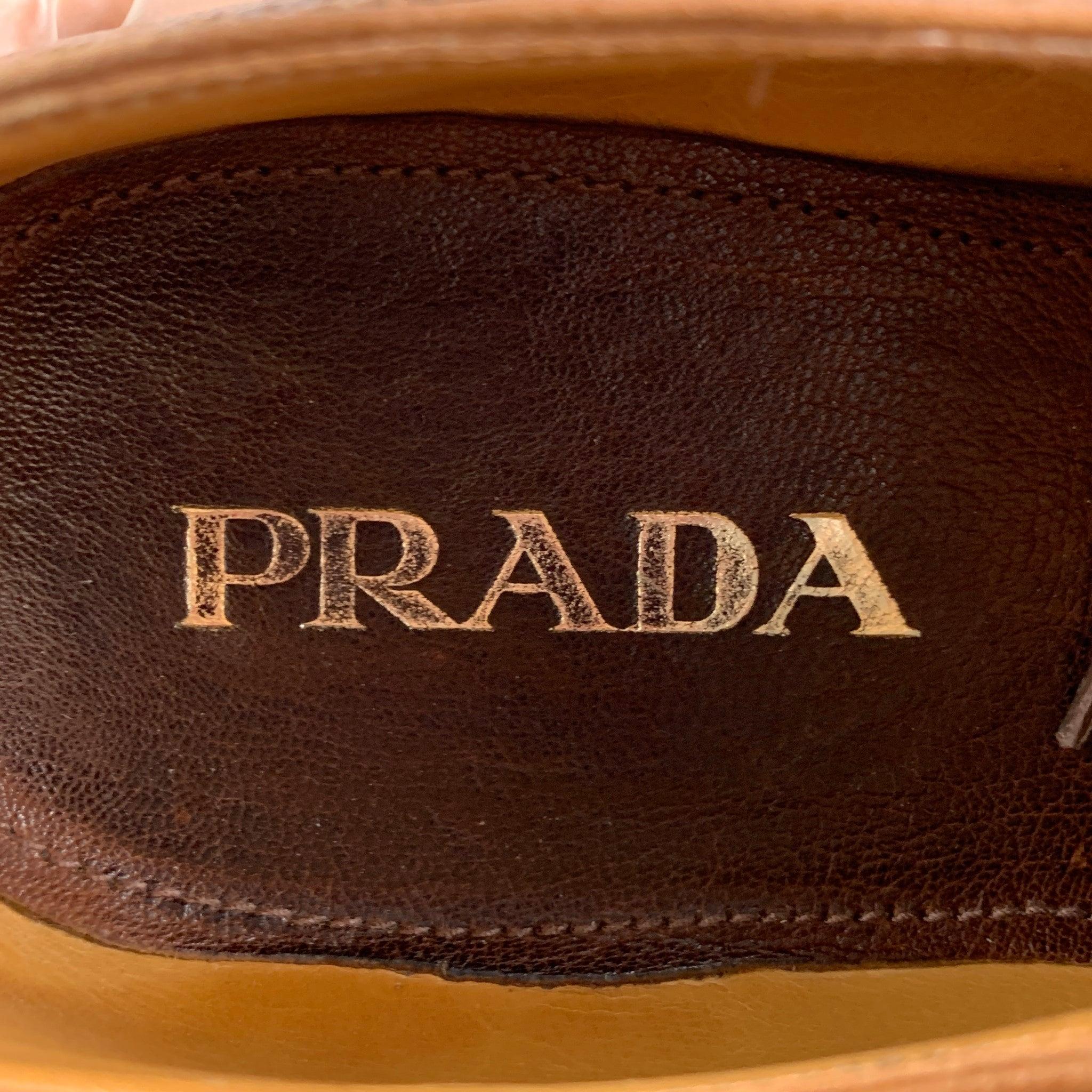 PRADA Taille 9.5 Chaussures à lacets en cuir perforé Brown Wingtip en vente 4