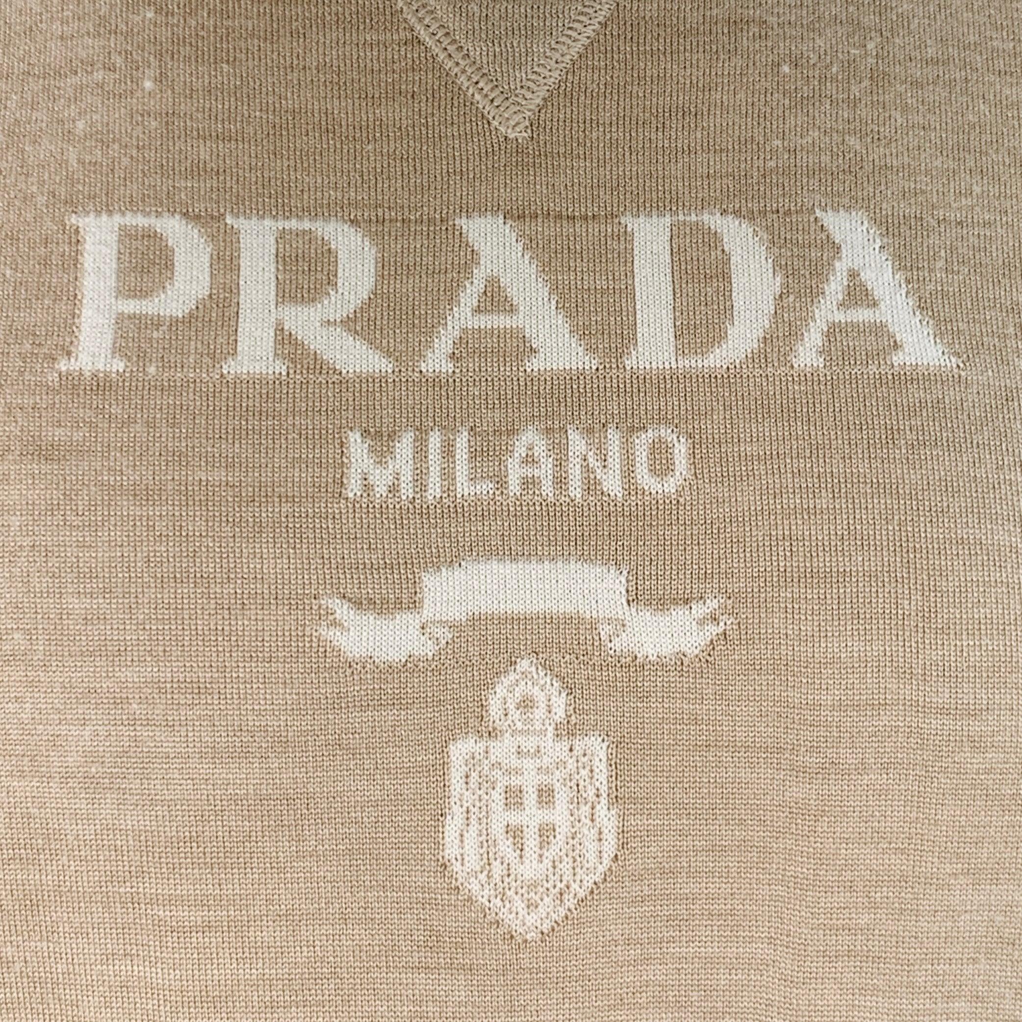 PRADA Pullover aus beigem Kaschmir-Wolljersey mit cremefarbenem Logo, kurzen Ärmeln und Rundhalsausschnitt. Made in Italy. sehr guter gebrauchter Zustand. Leichte Pillingbildung. 

Markiert:   IT 52 

Abmessungen: 
 
Schultern: 17 Zoll Brustumfang: