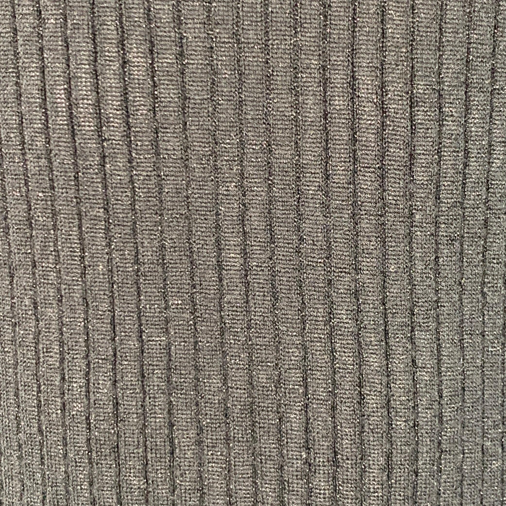 PRADA polo
in einem schwarz und goldfarben schimmernden Kaschmir-Mischstrick mit durchgehendem Rippstrickmuster, weißem Kontrastkragen und halber Knopfleiste. Made in Italy Ausgezeichneter Pre-Owned Zustand.  

Markiert:   IT 52 

Abmessungen: 
