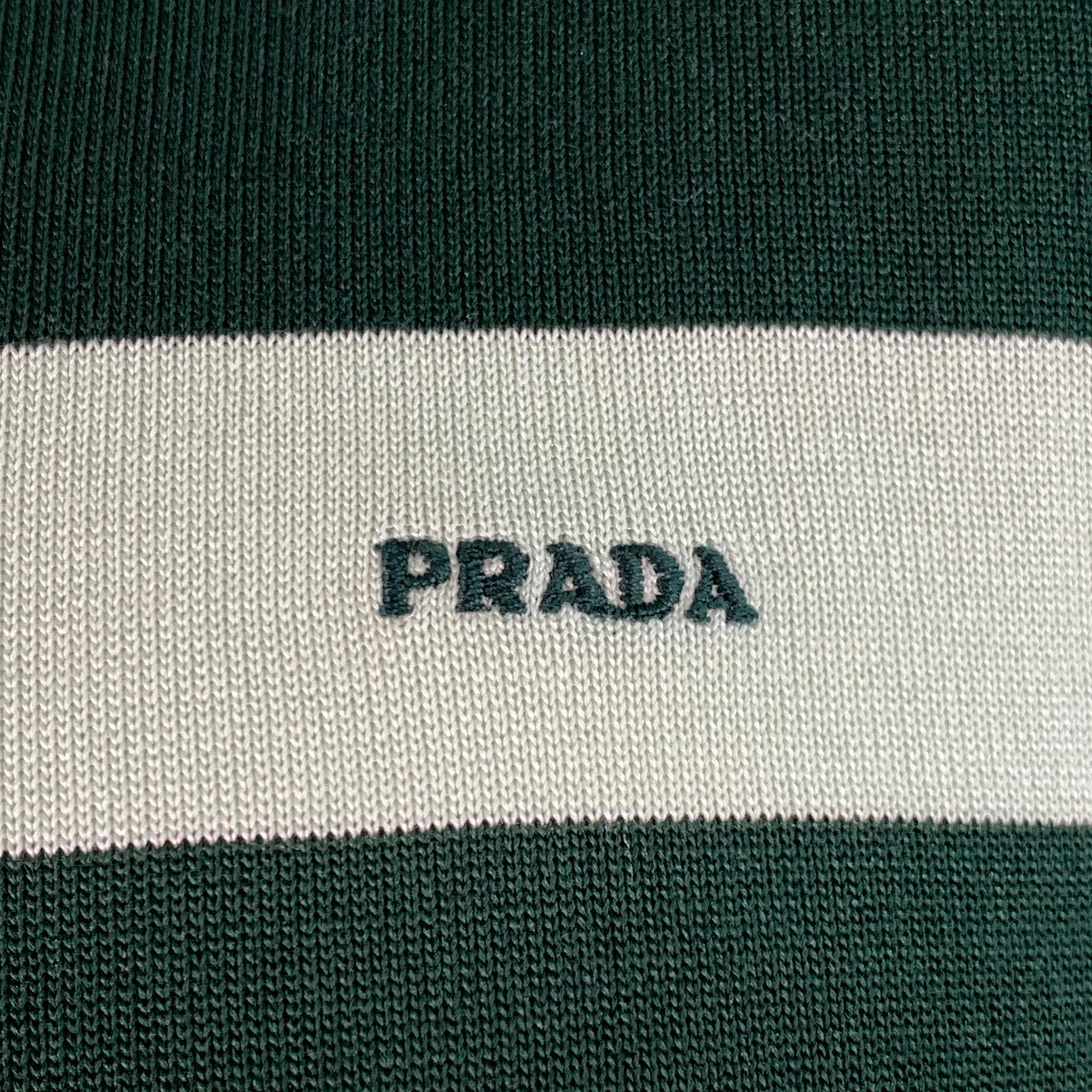Jersey PRADA
en punto de algodón de seda verde bosque y verde claro, con estampado de rayas, manga corta y cuello redondo. Fabricado en Italia.Excelente estado de conservación.  

Marcado:   IT 52 

Medidas: 
 
Hombro 18,5 pulgadas Pecho: 44