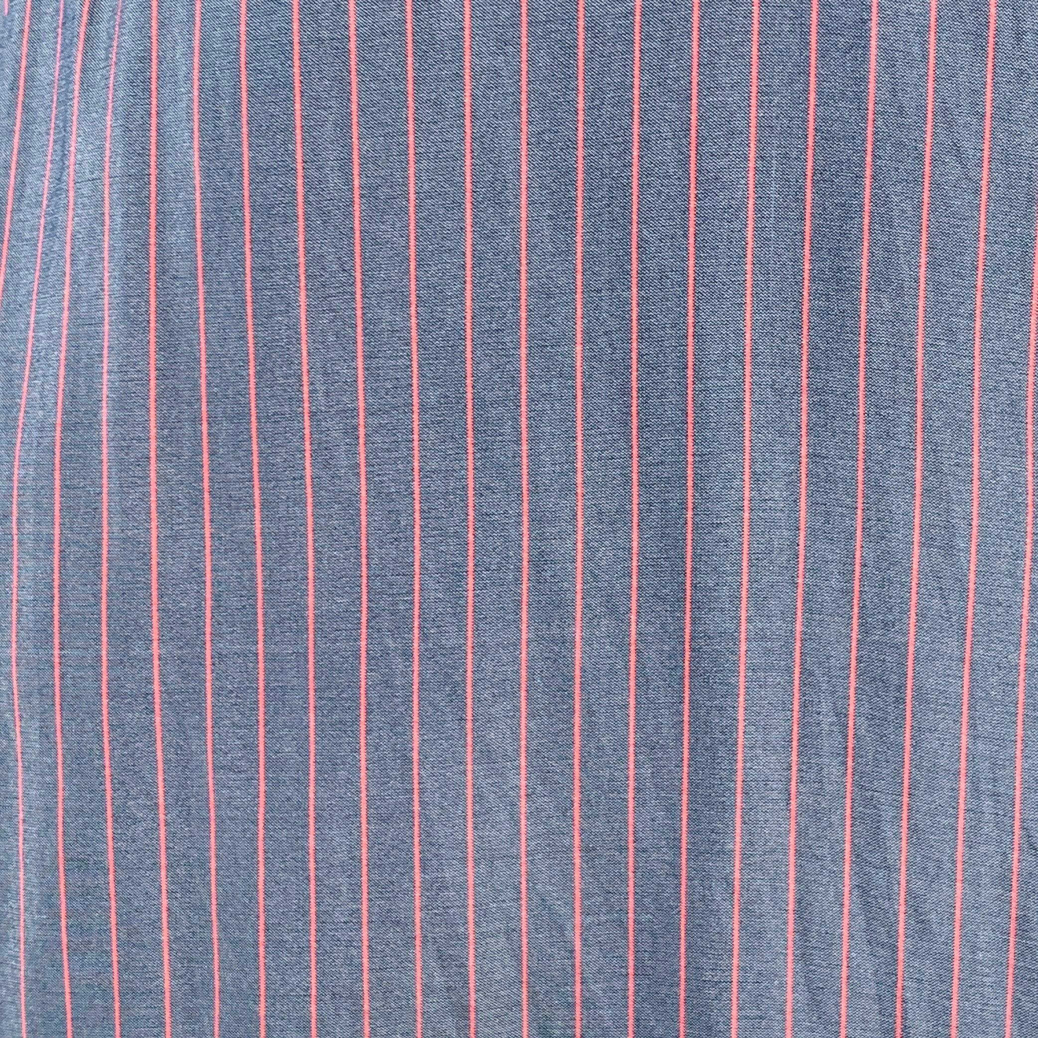 Chemise à manches longues PRADA
en soie grise, avec un motif de rayures roses, des poignets français et une fermeture à boutons. Fabriqué en Italie. Excellent état. 

Marqué :   41/16 

Mesures : 
 
Épaule : 16 pouces Poitrine : 43 pouces Manches :