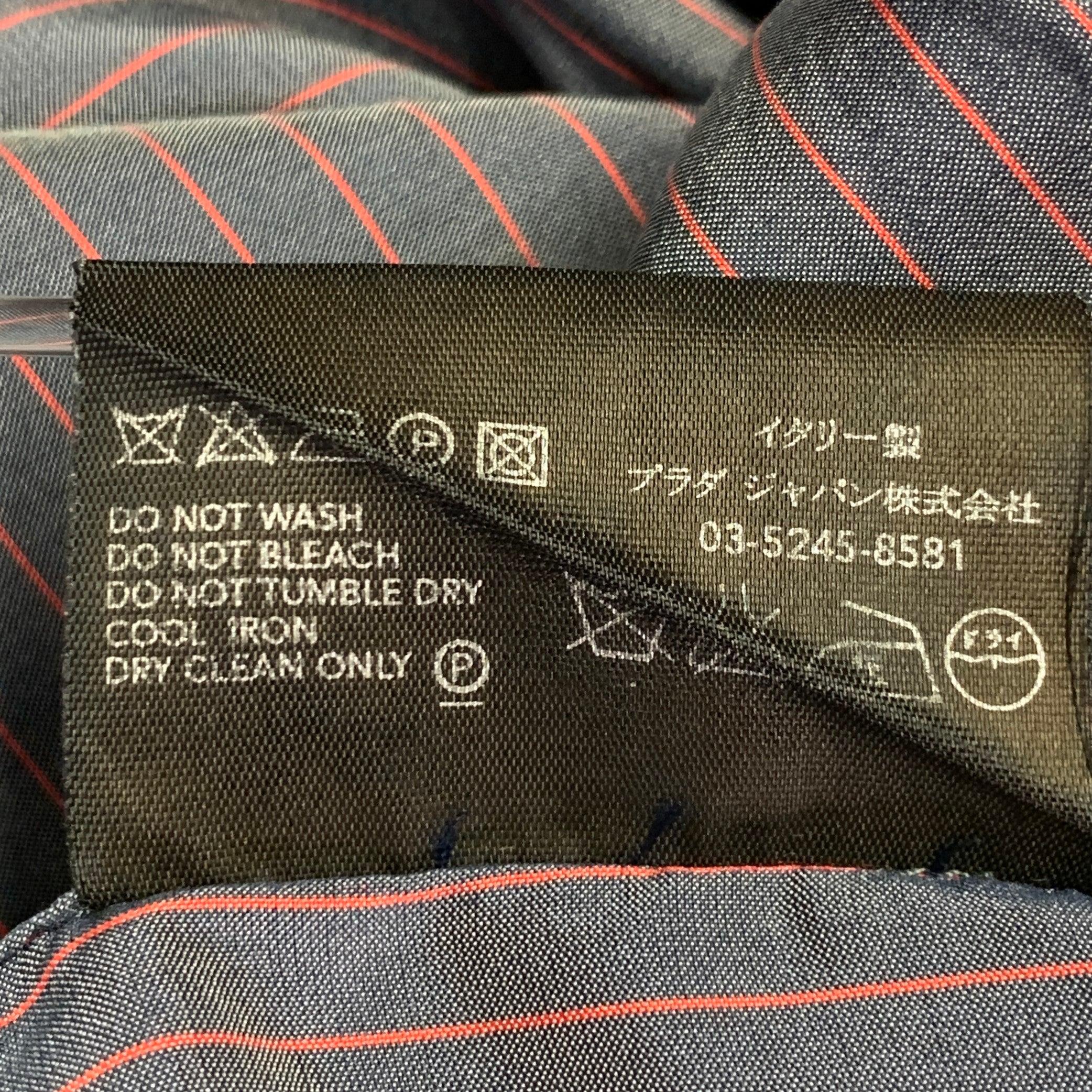 PRADA - Chemise à manches longues boutonnée en soie à rayures grises et roses, taille L en vente 2