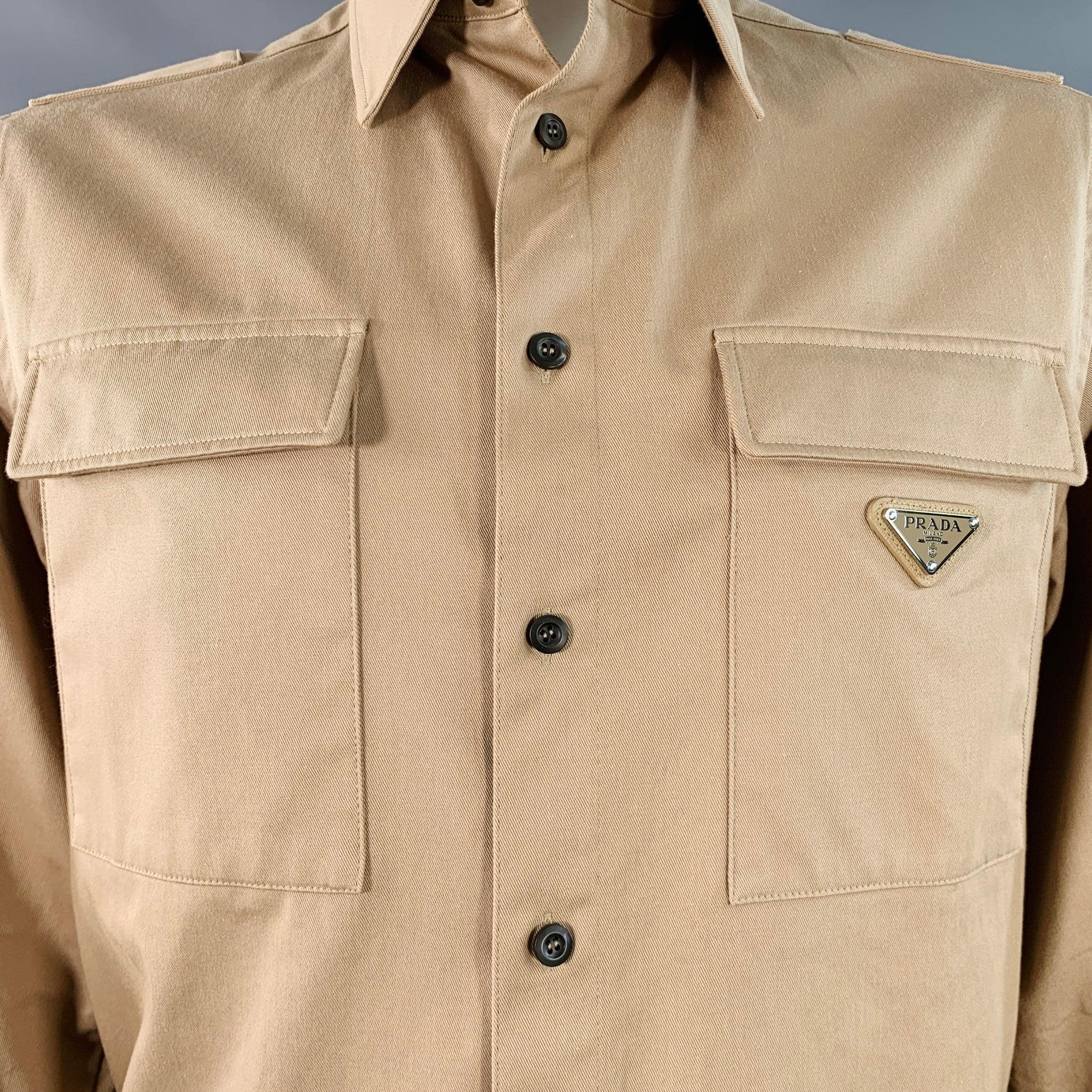 Giacca camicia Prada
in twill di cotone elasticizzato color cachi, con colletto ampio, due tasche con patta e chiusura con bottoni. Made in Italy.Ottime condizioni da usato. Piccoli segni di usura e pilling. 

Contrassegnato:   L 

Misure: 
