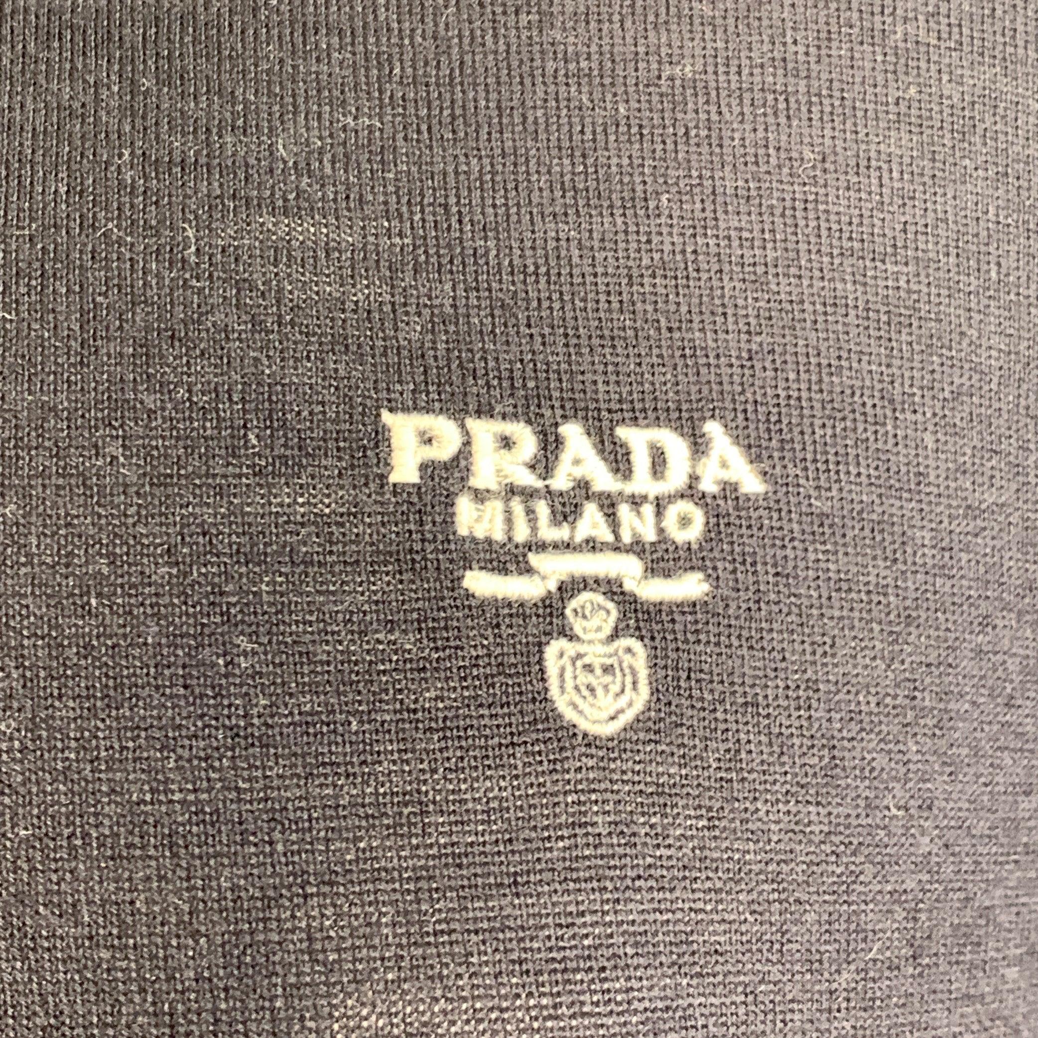 Pullover PRADA in lana vergine blu con micro logo cucito in bianco, maniche lunghe e girocollo. Made in Italy. Eccellente condizione di usato.  

Contrassegnato:   IT 52 

Misure: 
 
Spalla: 19 pollici Petto: 48 pollici Manica: 26,75 pollici