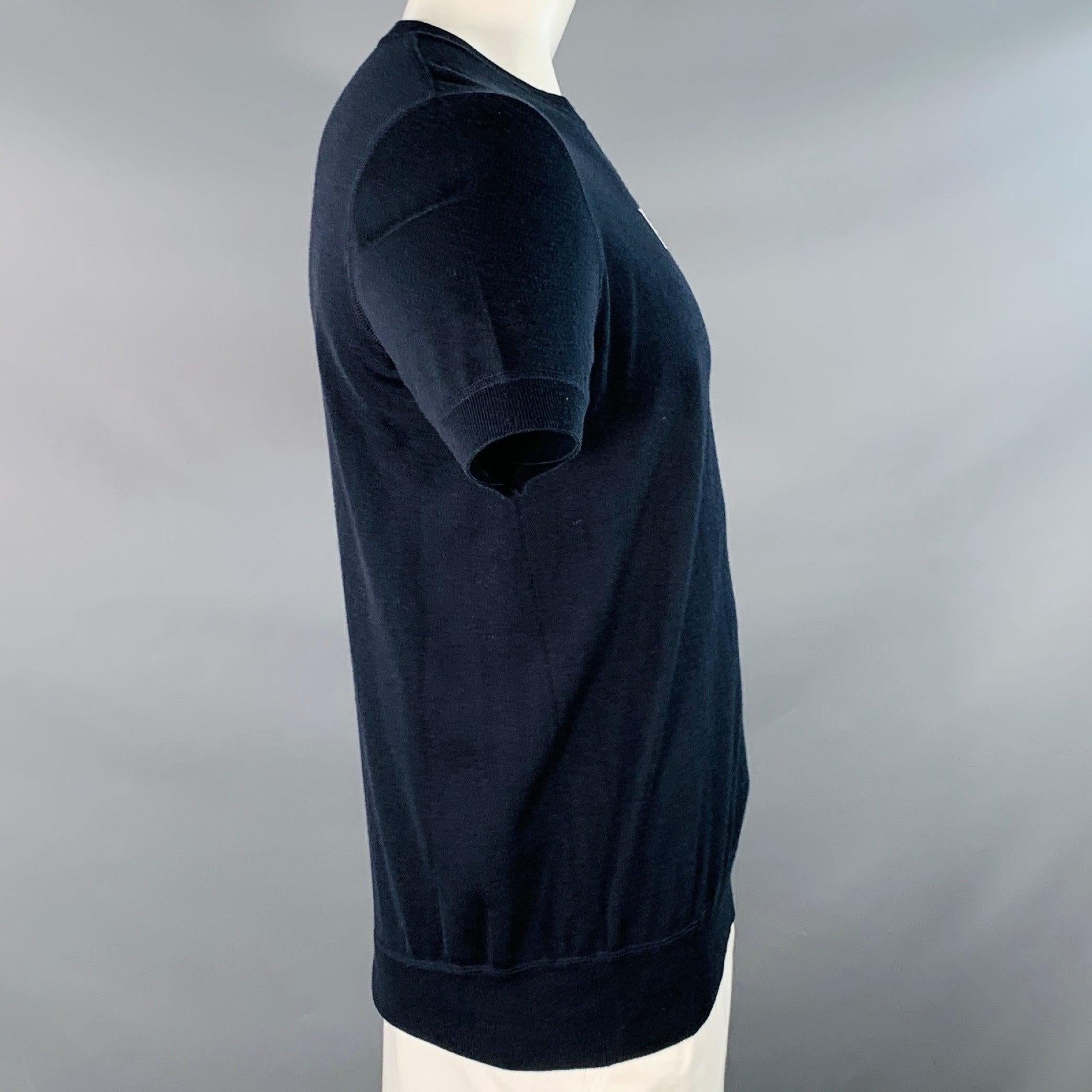 PRADA Größe L Navy Weiß Logo Kaschmir Wolle Jersey Kurzarm Rundhalsausschnitt Pullover (Schwarz) im Angebot