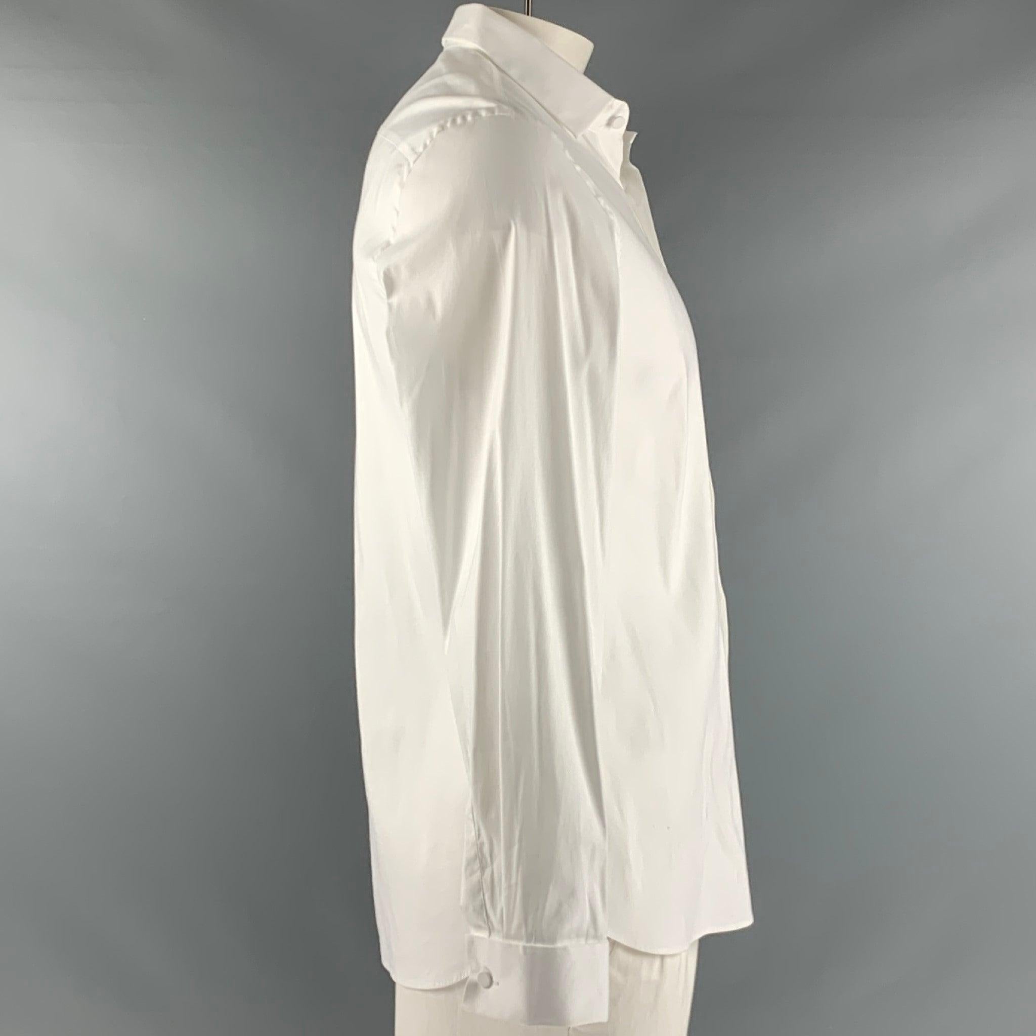 PRADA
Langarmhemd aus weißer Baumwollmischung mit französischen Manschetten, breitem Kragen und Knopfverschluss. Made in Italy. sehr guter gebrauchter Zustand. Leichte Gebrauchsspuren. 

Markiert:   42/16.5 

Abmessungen: 
 
Schultern: 18 Zoll