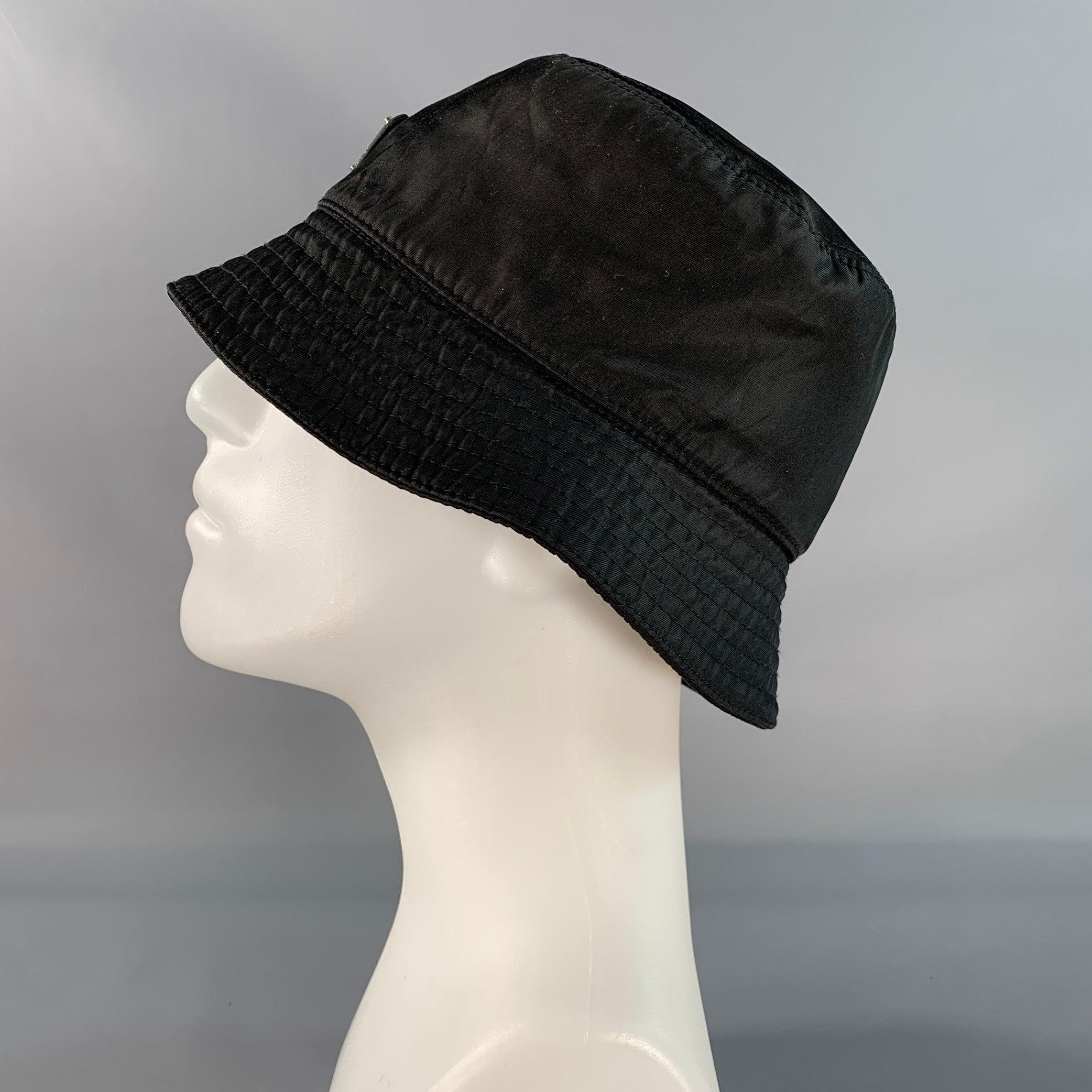 PRADA Cappello a Secchiello in Poliestere con Logo Nero Taglia M. In condizioni ottime in vendita a San Francisco, CA