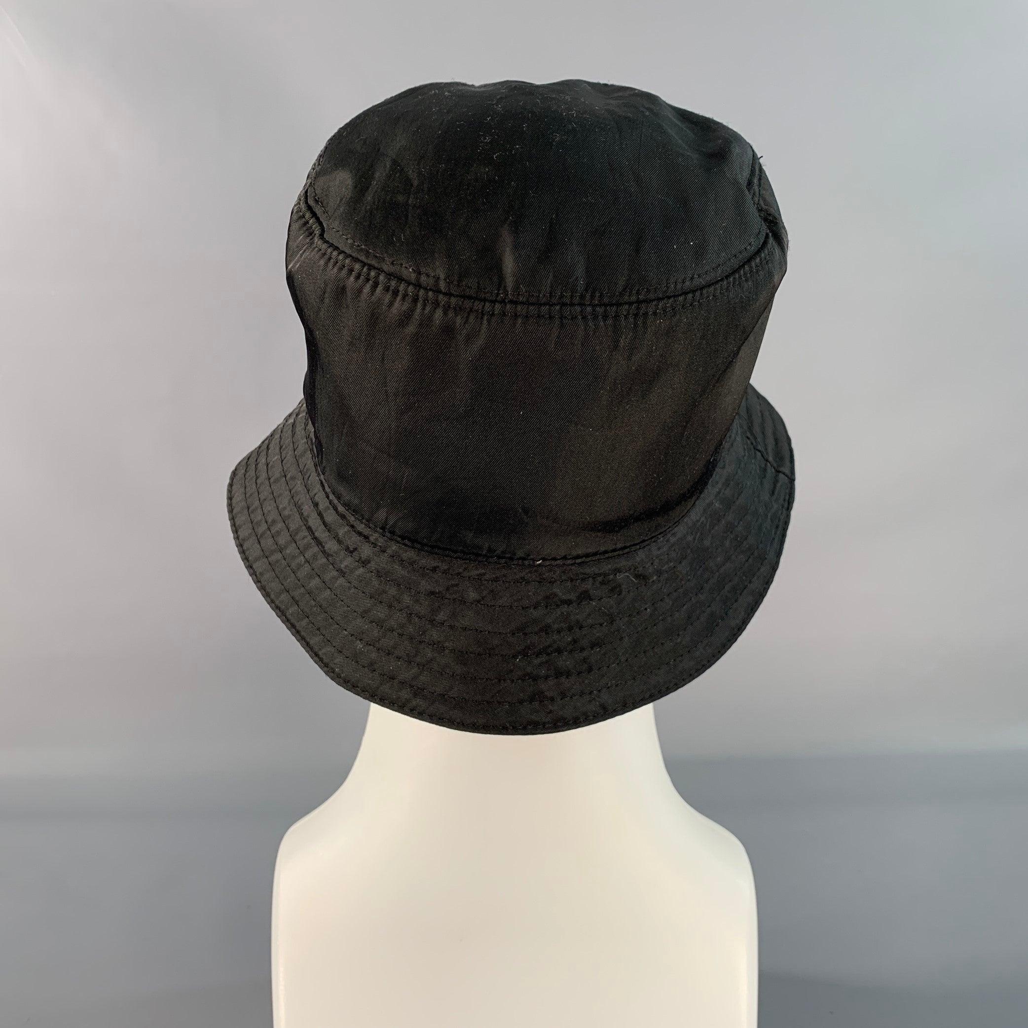 Donna PRADA Cappello a Secchiello in Poliestere con Logo Nero Taglia M. in vendita