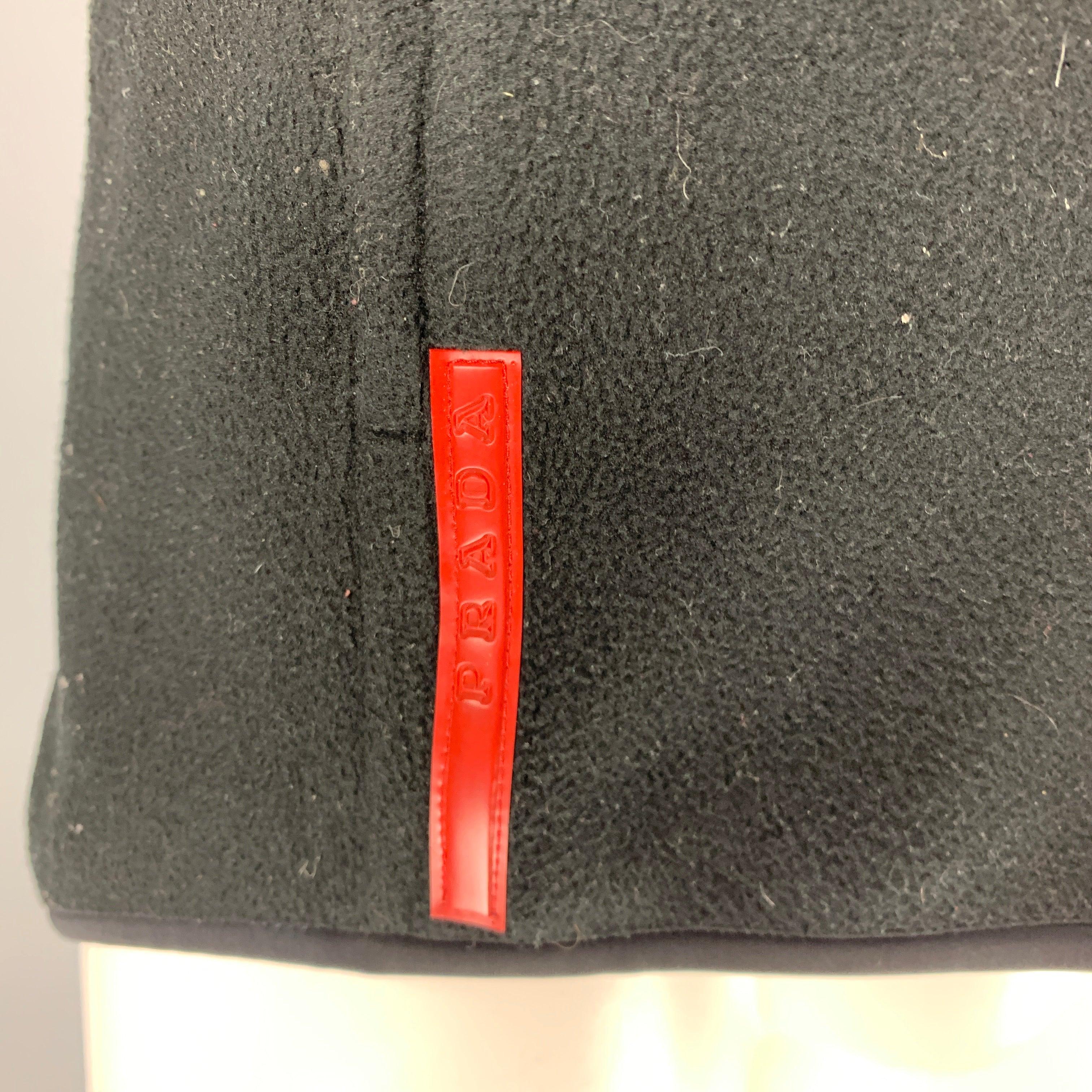 Gilet PRADA SPORT en molleton de polyester noir avec deux poches zippées, logo en caoutchouc et fermeture à glissière. Fabriqué en Italie. Très bon état. Signes mineurs d'usure. 

Marqué :   M 

Mesures : 
 
Épaule : 17.5 pouces Poitrine : 40 pouces