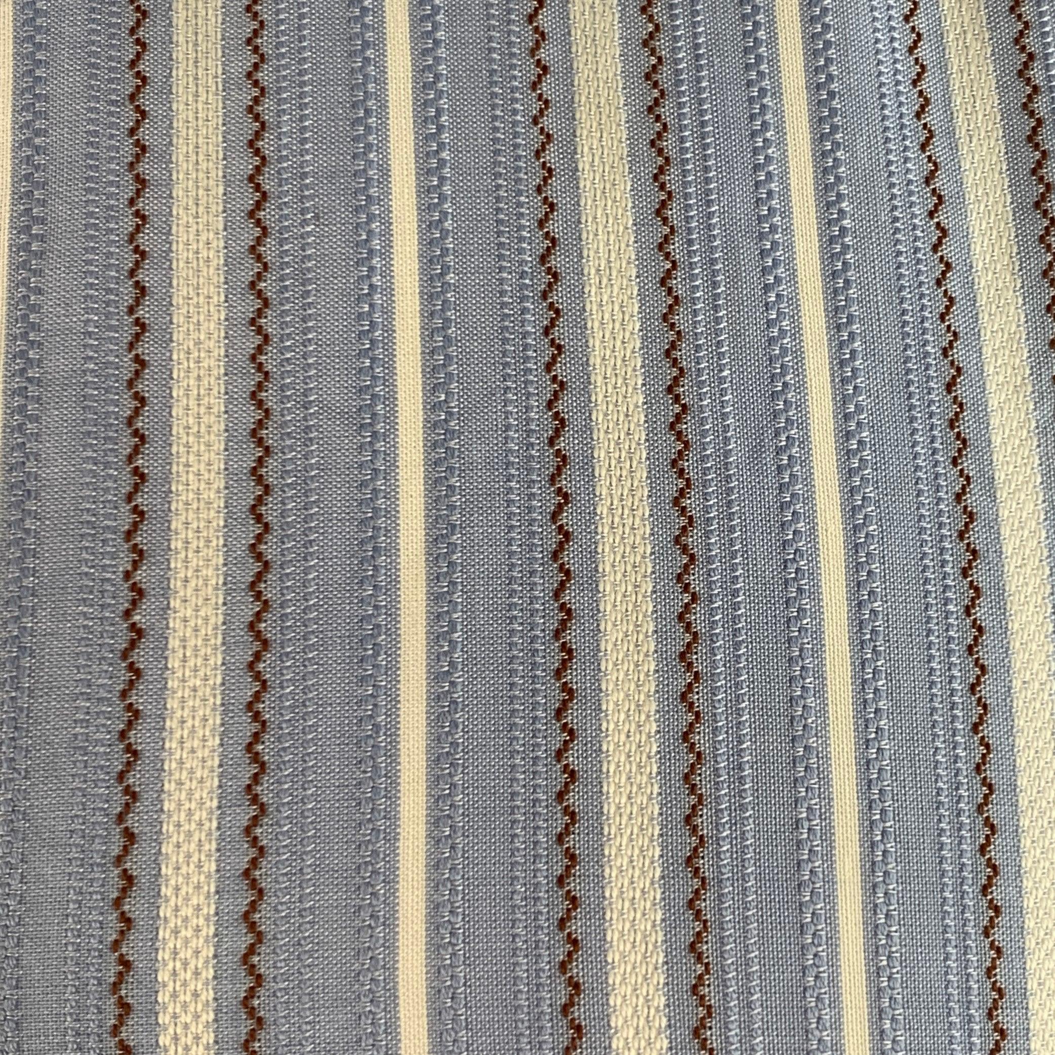 Chemise à manches longues PRADA
en tissu de coton mélangé bleu, avec un motif à rayures blanches et brunes, un col coupé incurvé et une fermeture à boutons. Fabriqué en Italie. Excellent état. 

Marqué :   M 

Mesures : 
 
Épaule : 16 pouces